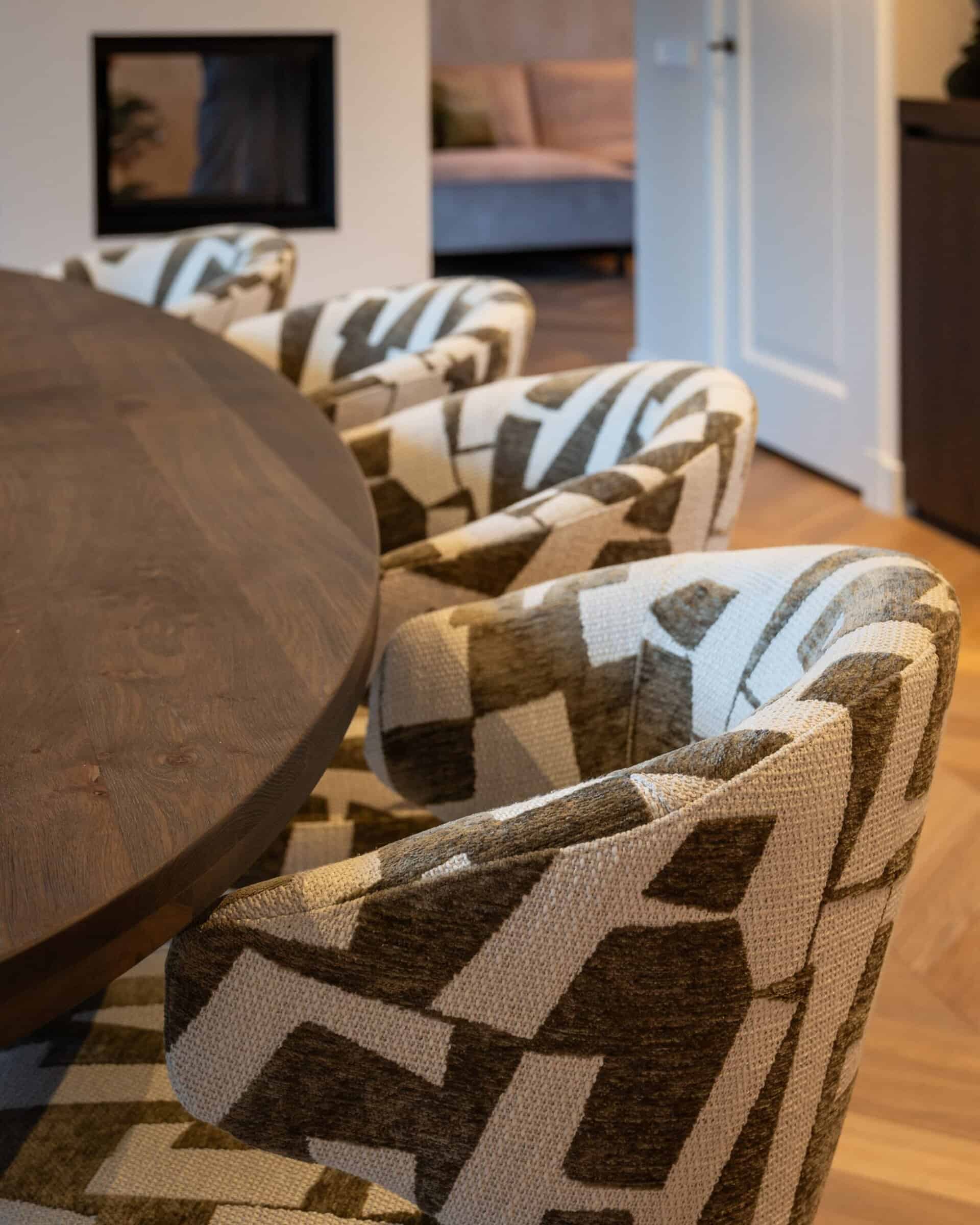 Drehstuhl MILLY beige mit braunem und schwarzem Gestell