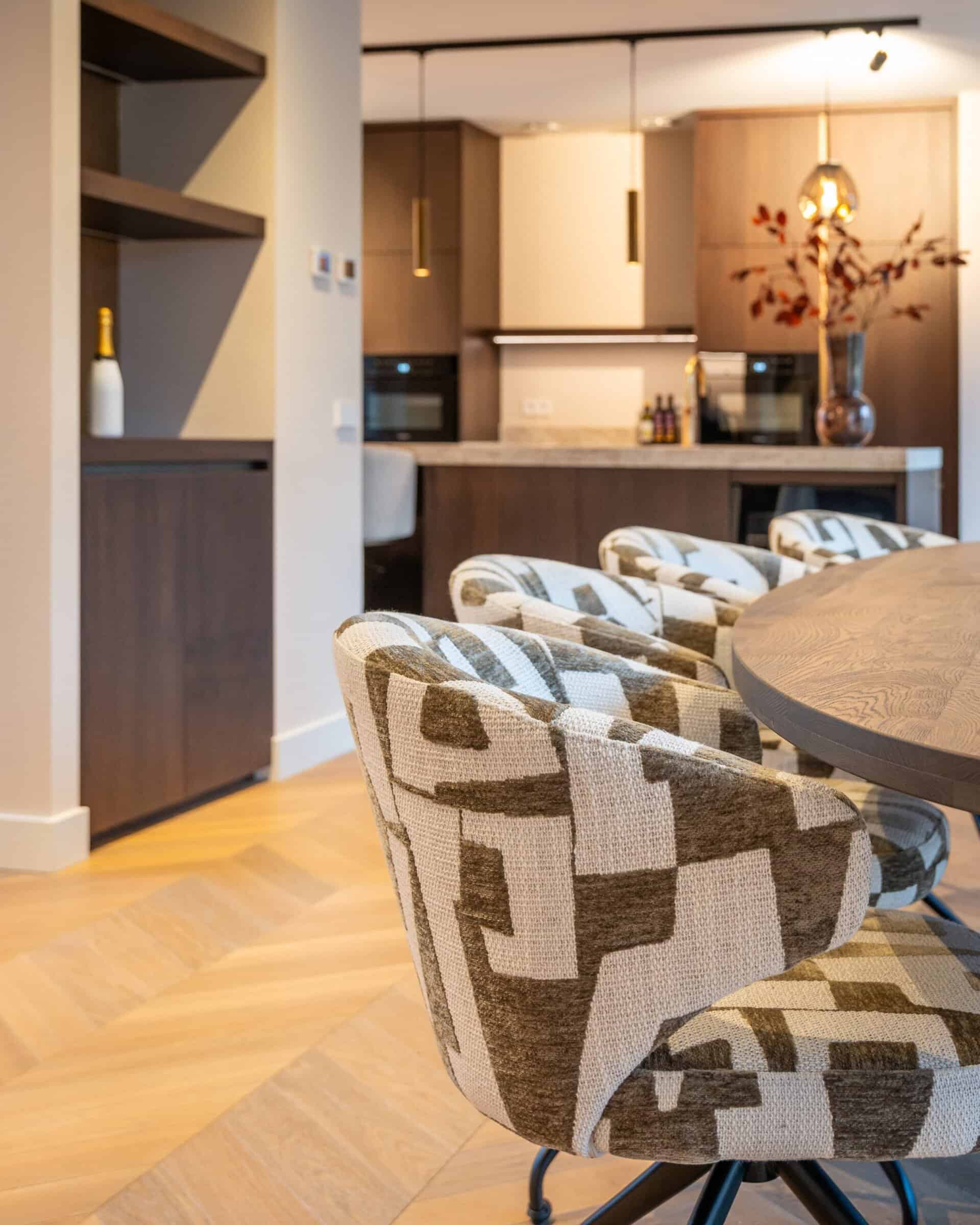 Drehstuhl MILLY beige mit braunem und schwarzem Gestell