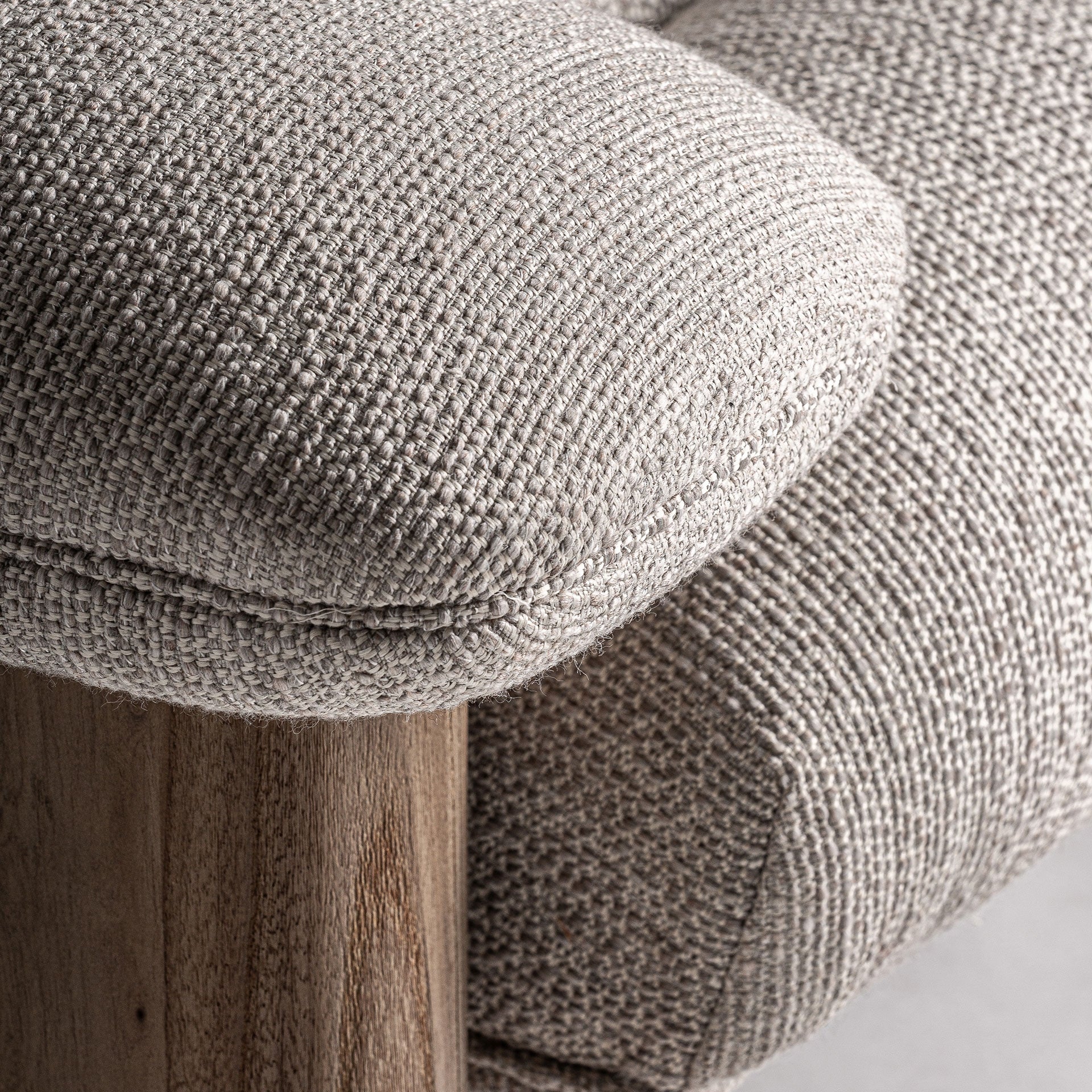 Sofa z poduszkami JACQUARD beżowy z drewnianą podstawą