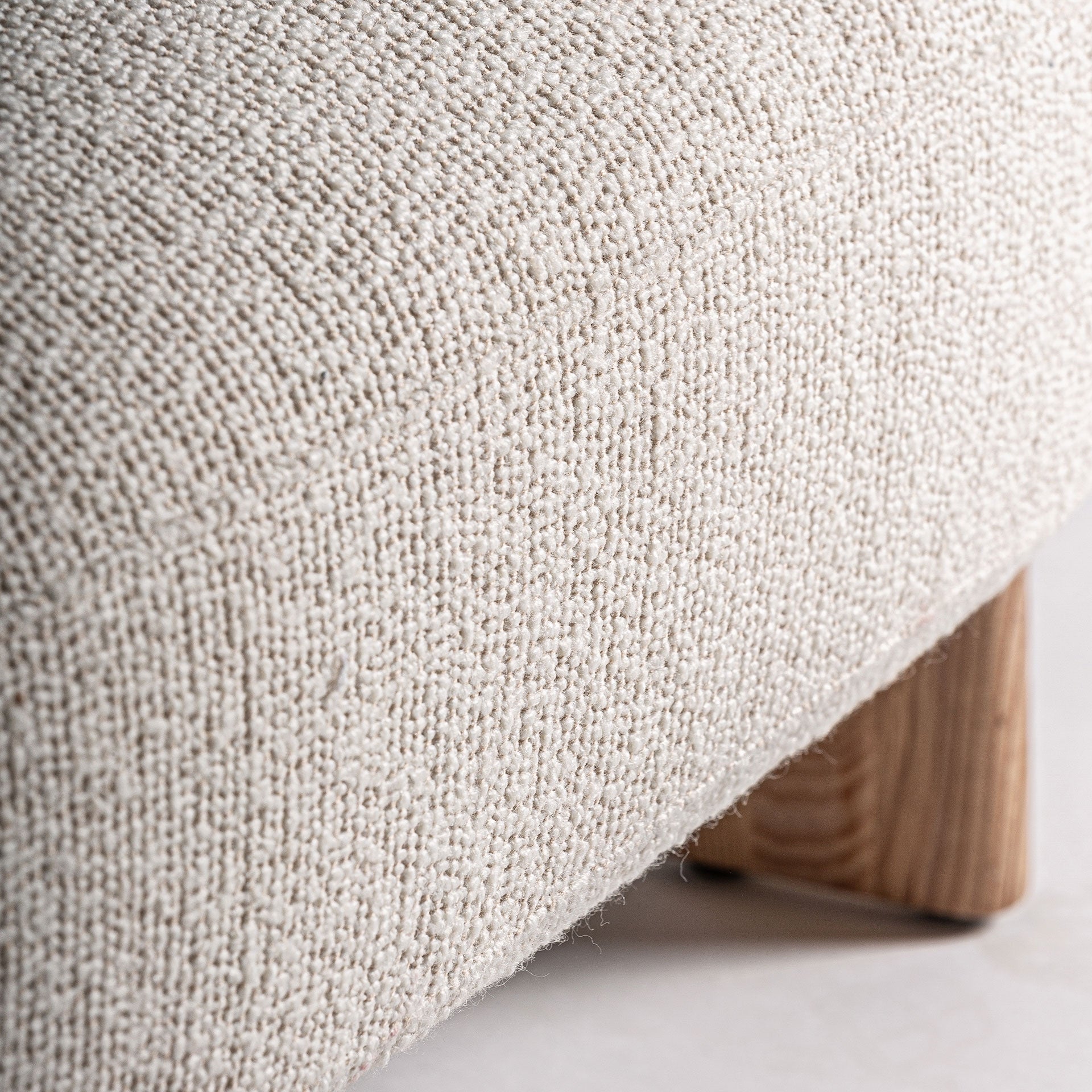 Sofa NARA beżowy z dębową podstawą