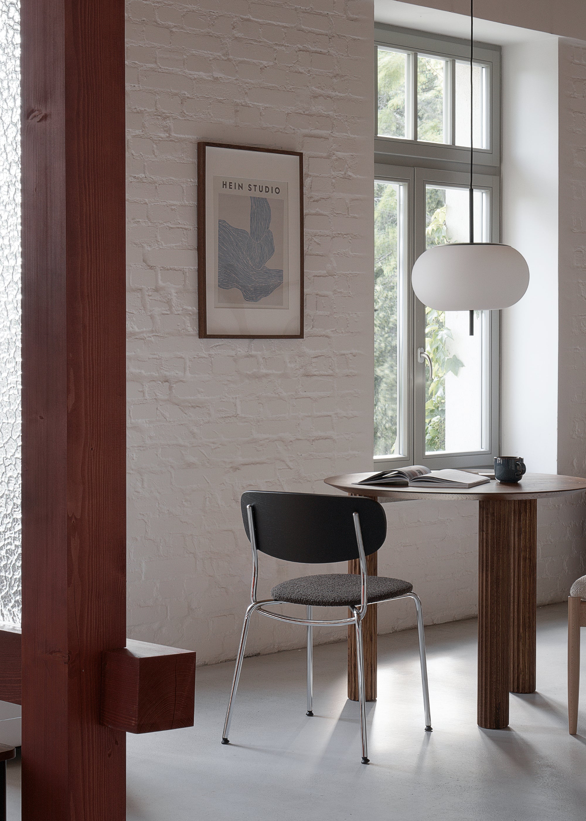 Krzesło SPLOT SOFT czarne drewno dębowe z chromowaną podstawą i czarnym bouclé