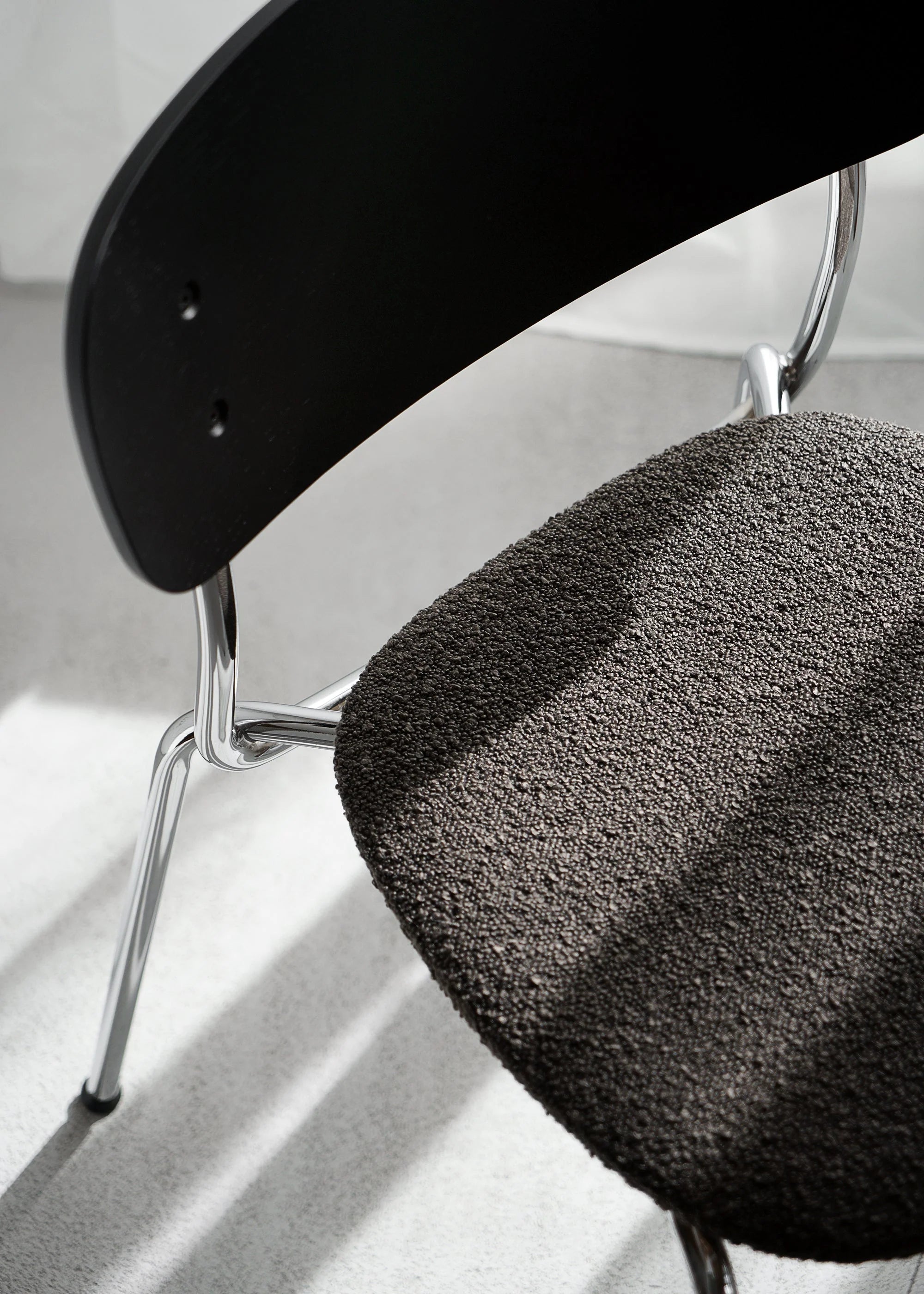 Krzesło SPLOT SOFT czarne drewno dębowe z chromowaną podstawą i czarnym bouclé