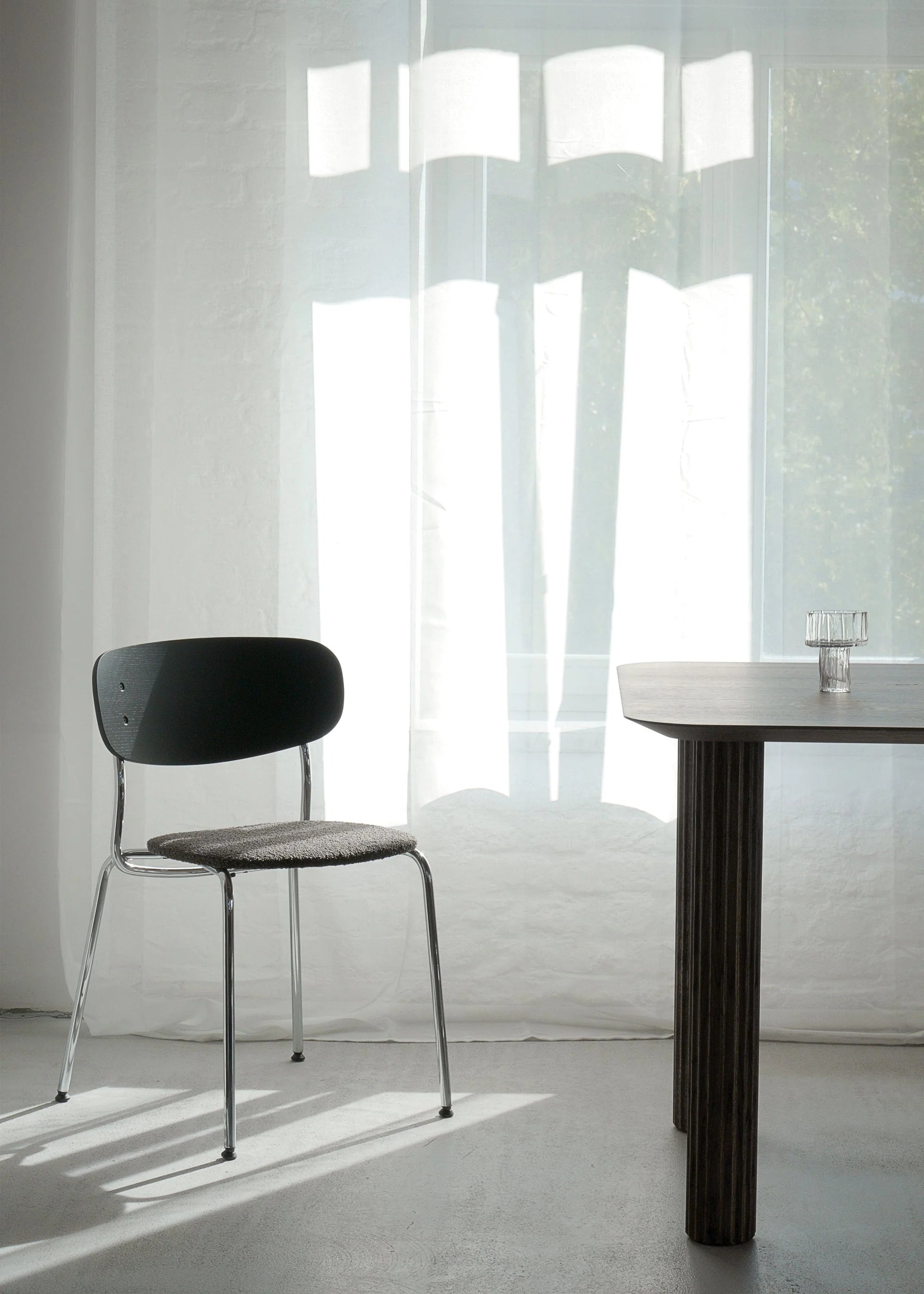 Krzesło SPLOT SOFT czarne drewno dębowe z chromowaną podstawą i czarnym bouclé