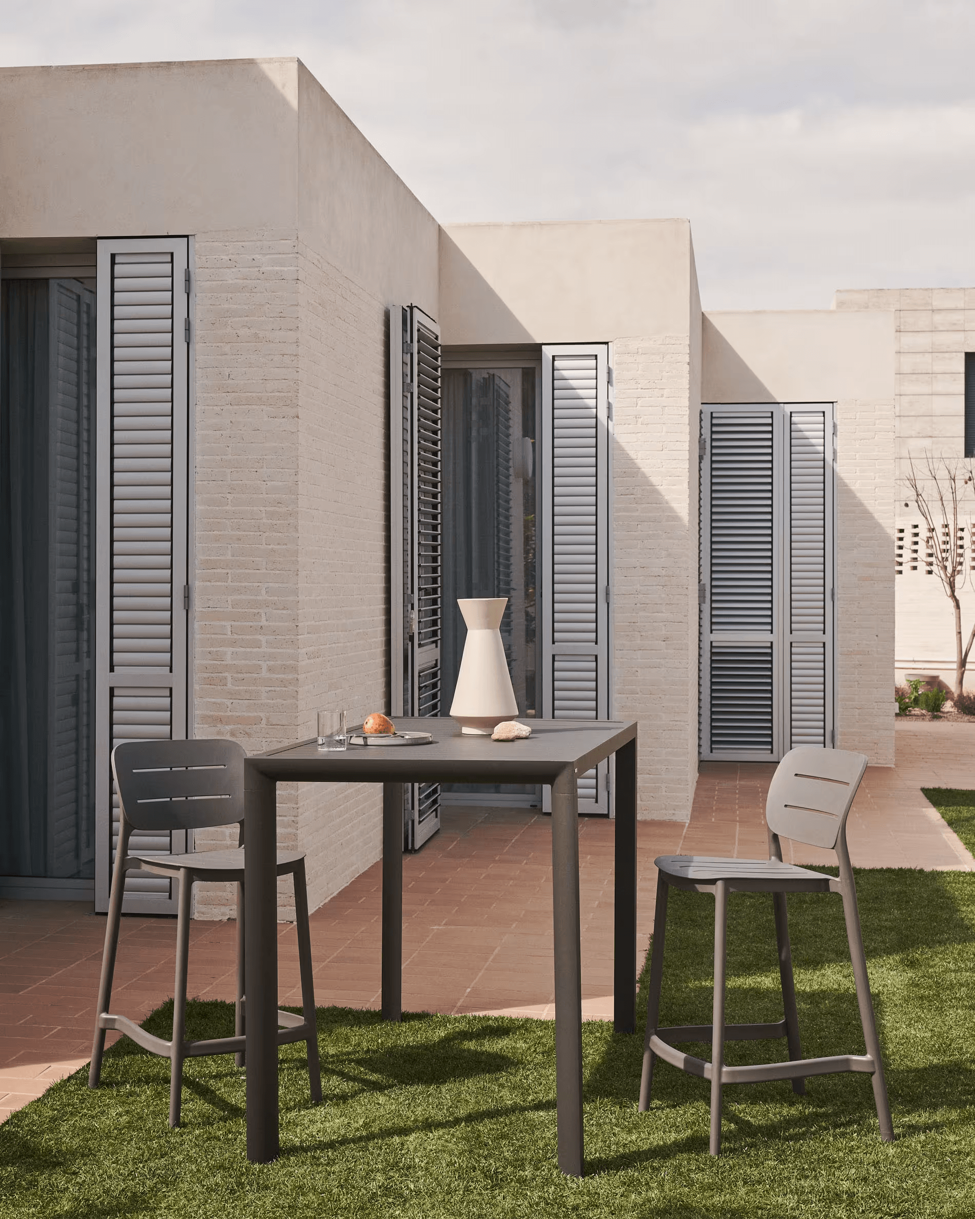 Stół barowy ogrodowy CULIP szary La Forma Eye on Design