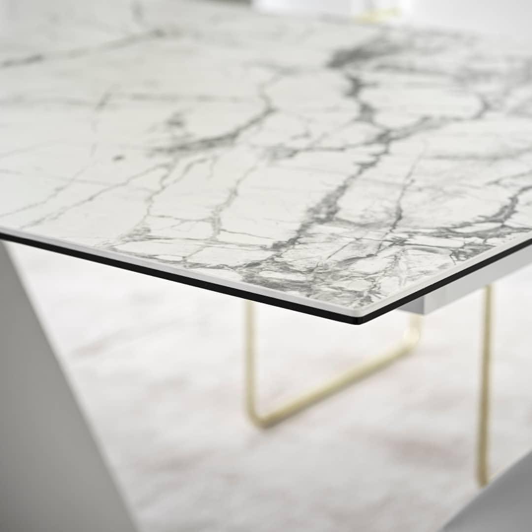 Stół prostokątny rozkładany ICARO czarny marmur, marka Calligaris