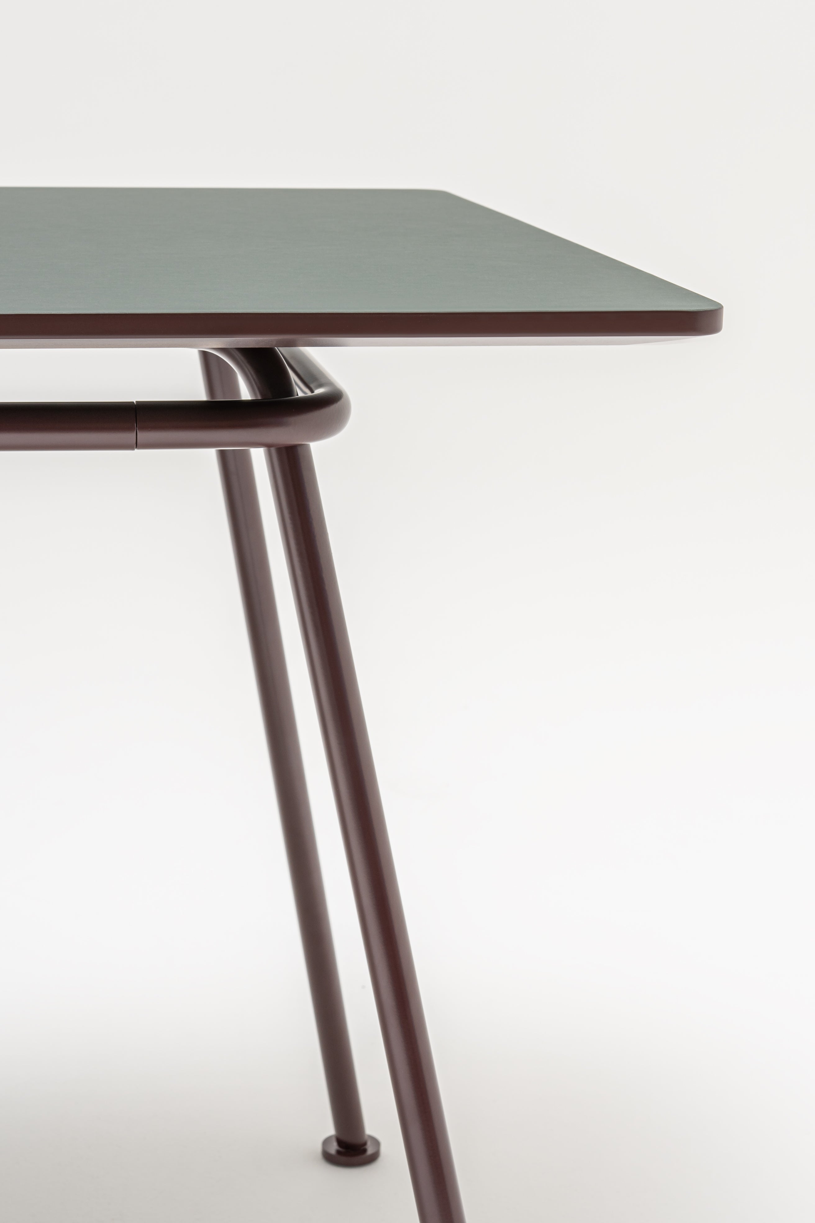 Stół NEW SCHOOL BENCH z mediabox Swiss