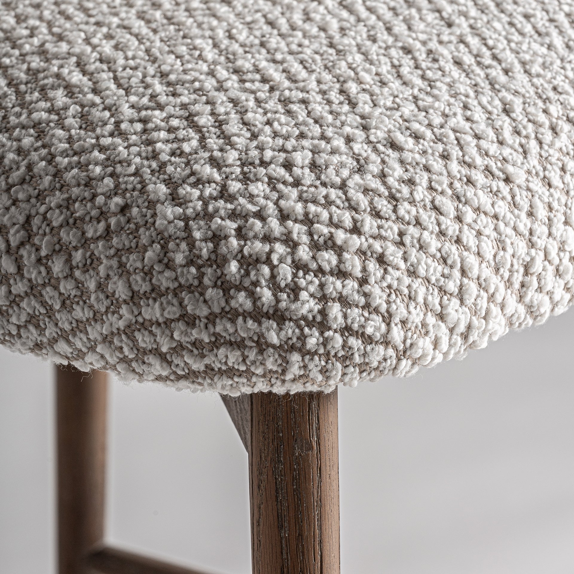 Hocker ERLEC jasbeige mit dunklem Eschenfuß