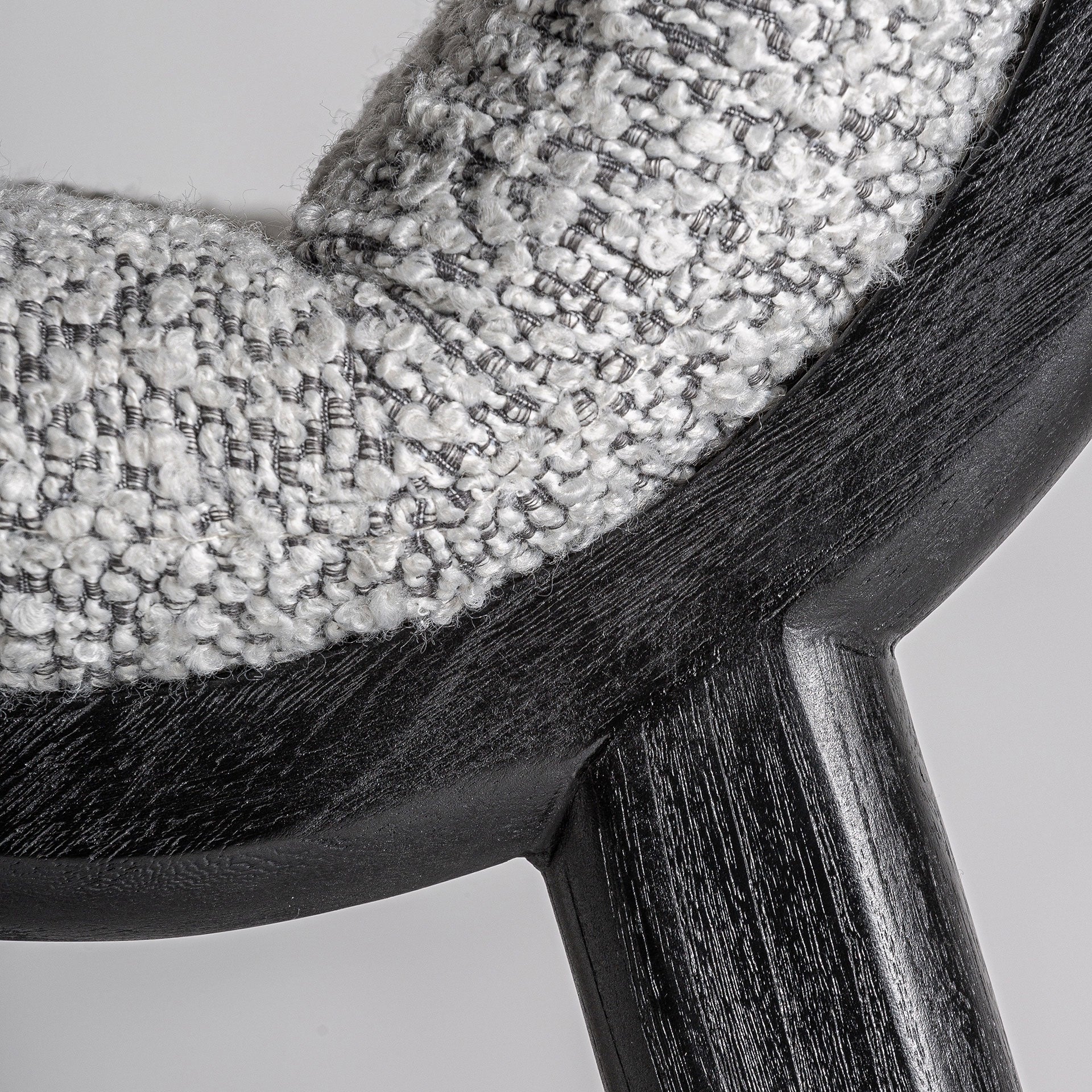 Krzesło barowe JACQUARD szary z czarną wiązową podstawą