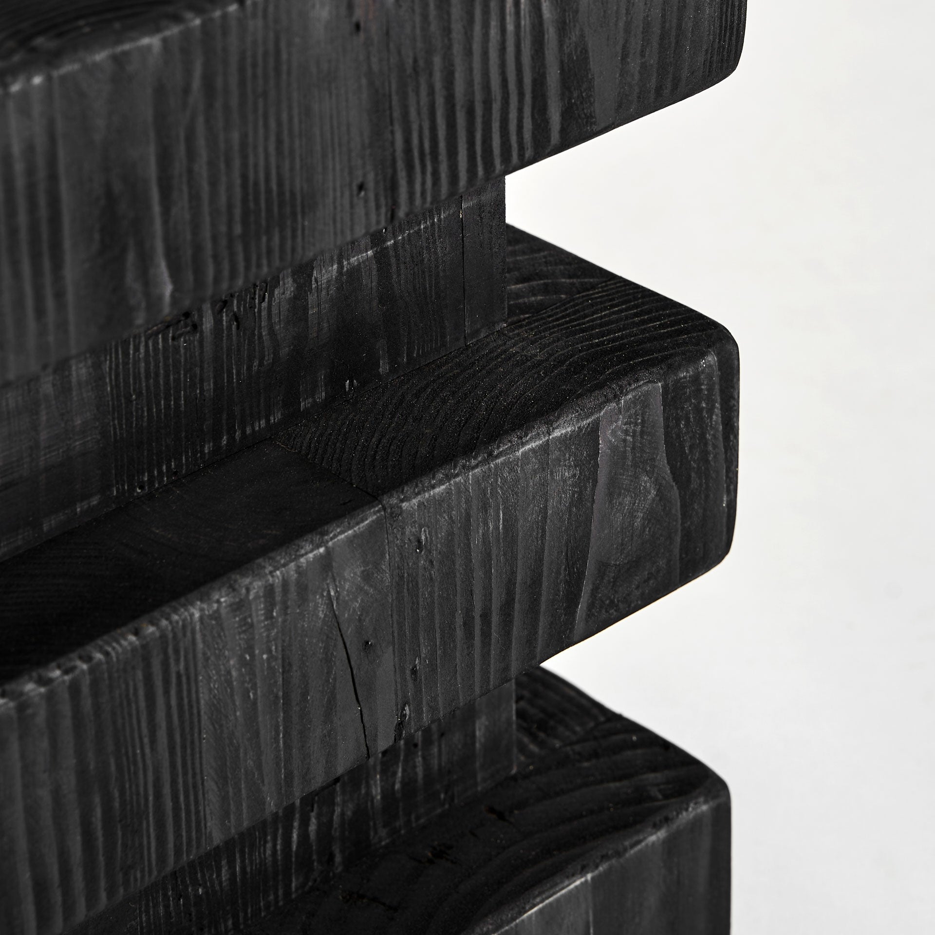 Hocker VIEVY aus recyceltem schwarzem Kiefernholz