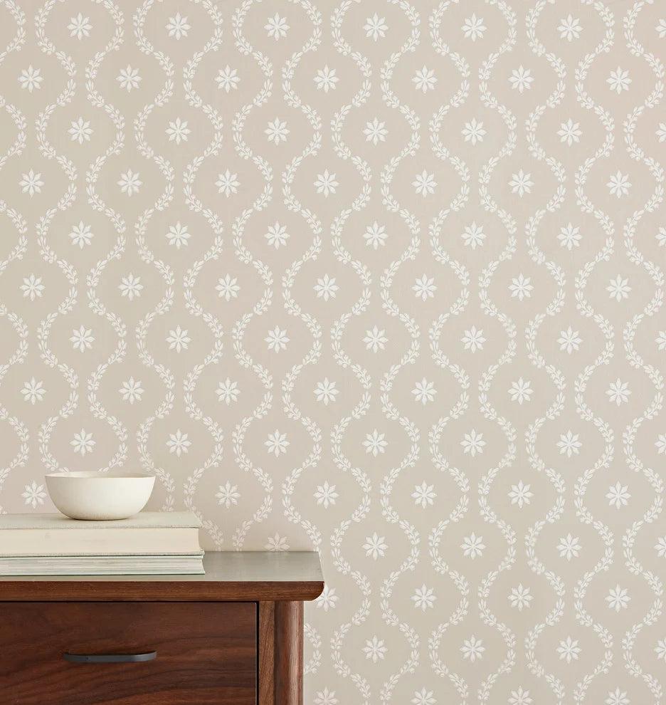 Geometric wallpaper with a plant motif and ogee pattern ARCHIVE TRADITIONAL - Cream Clandon