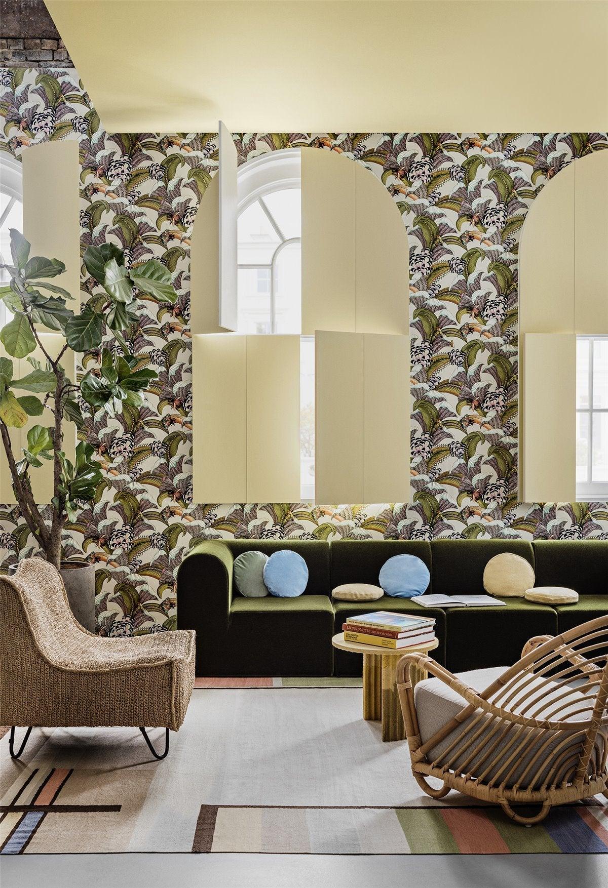 Tapeta z motywem roślinnym ARDMORE JABULA - Hoopoe Leaves terakota na kremie