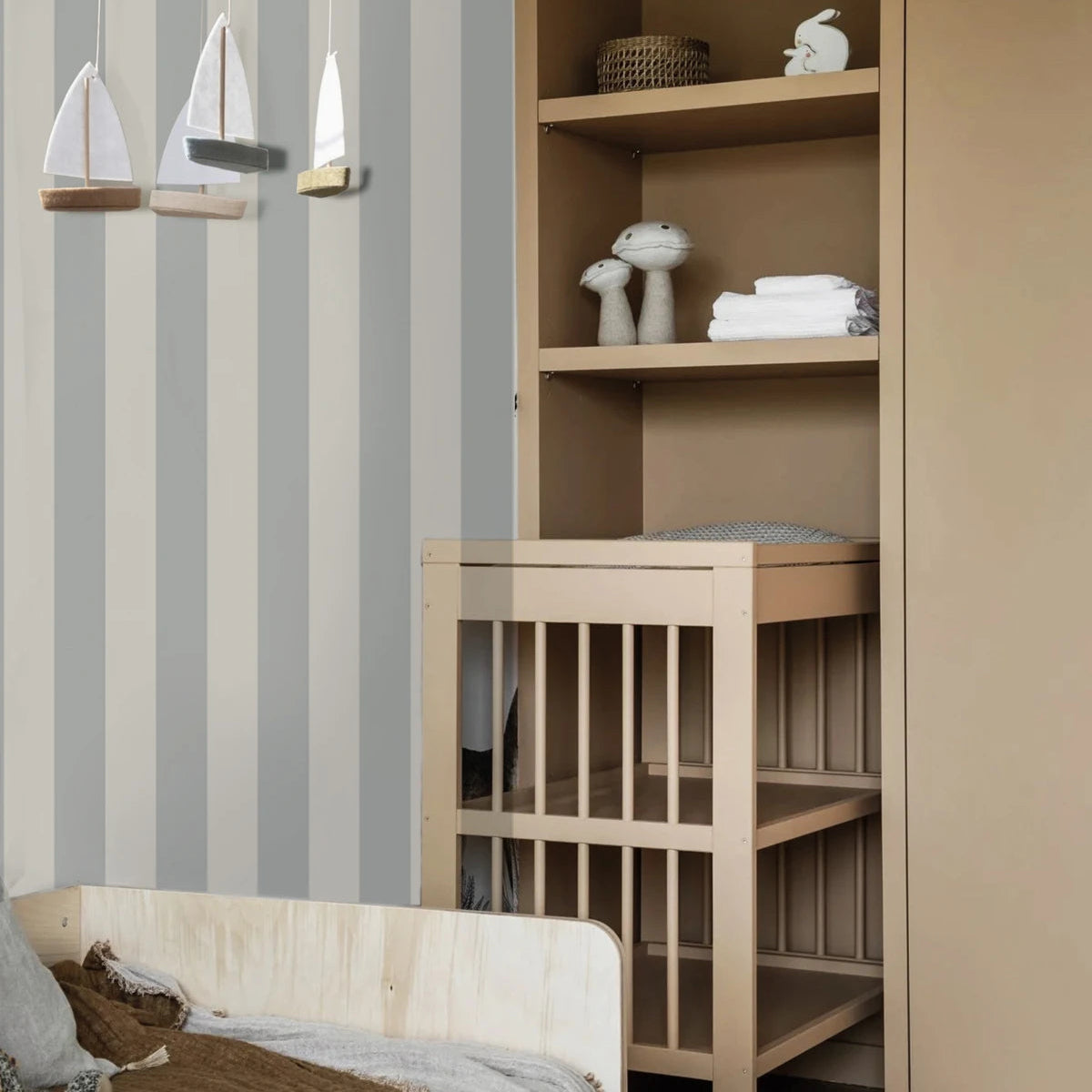 Tapeta flizelinowa BOLD STRIPE STORM zgaszony niebieski