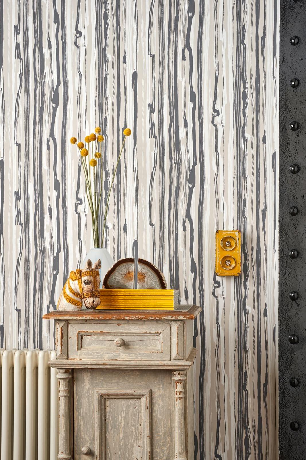 Wallpaper with Abstract Pattern CURIO - Metallic Gold Strand