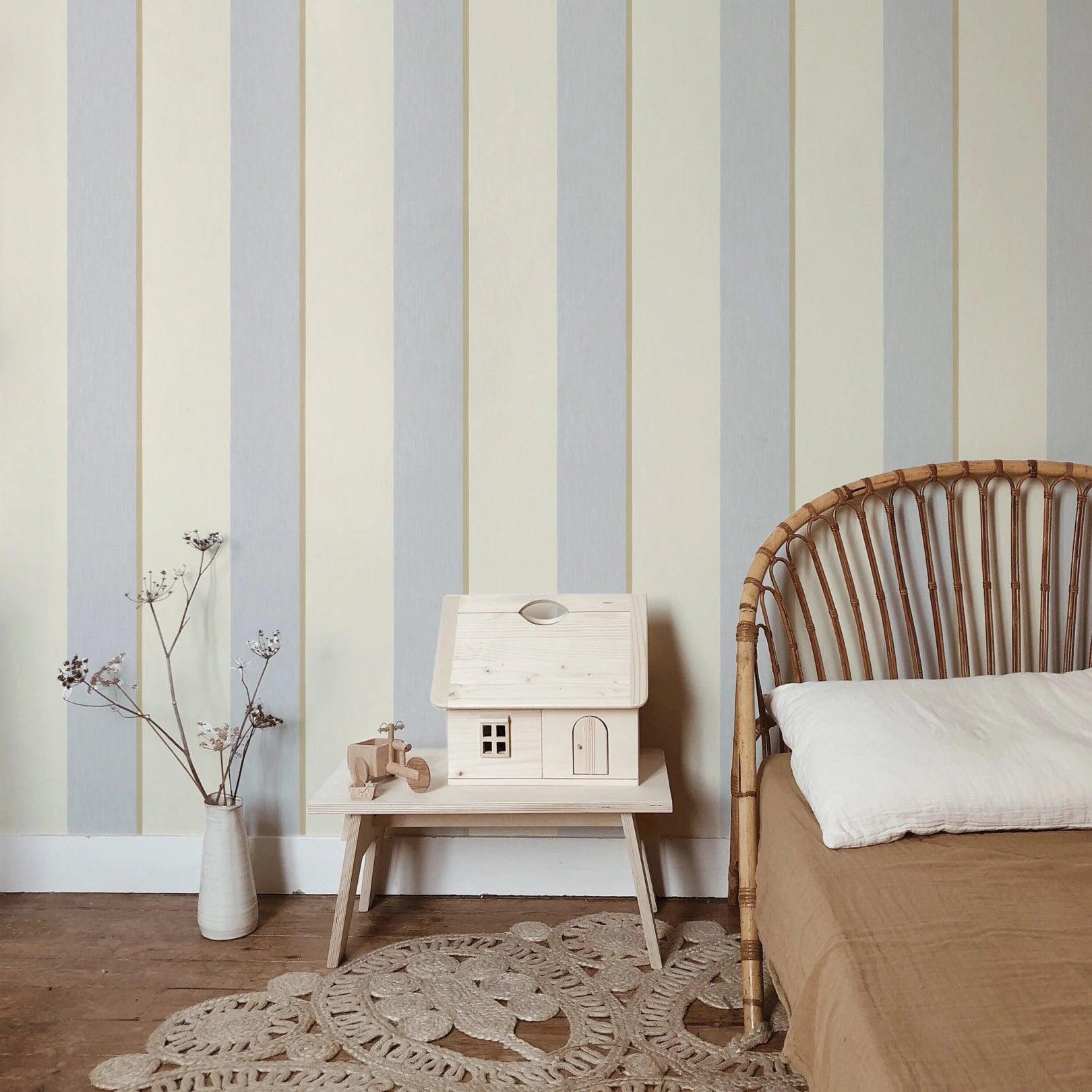 Wallpaper with a geometric stripe pattern FOLIE - Marly ochre