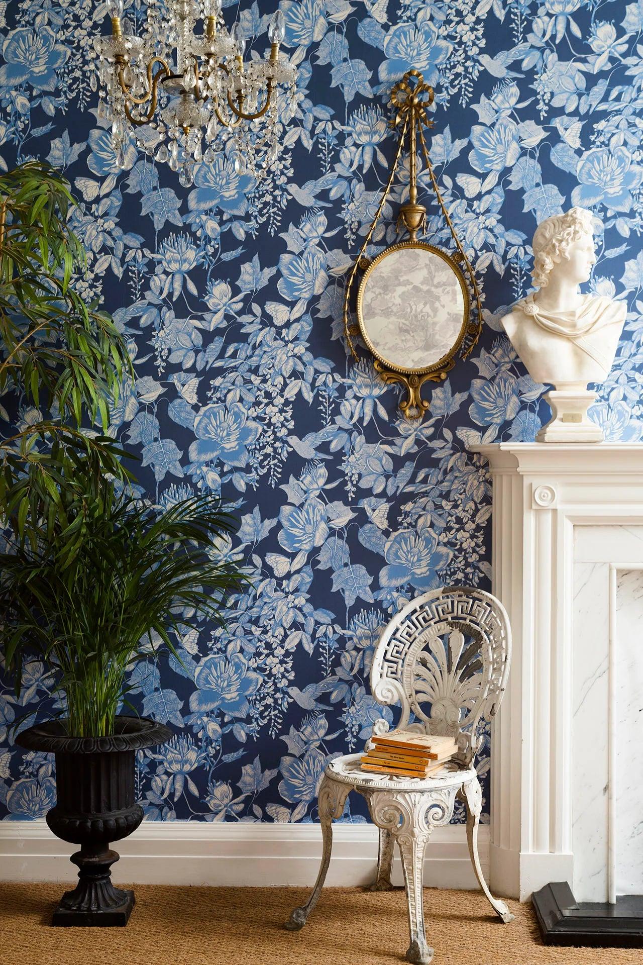 Wallpaper with a floral plant motif of flowers and leaves FOLIE - Tivoli gray