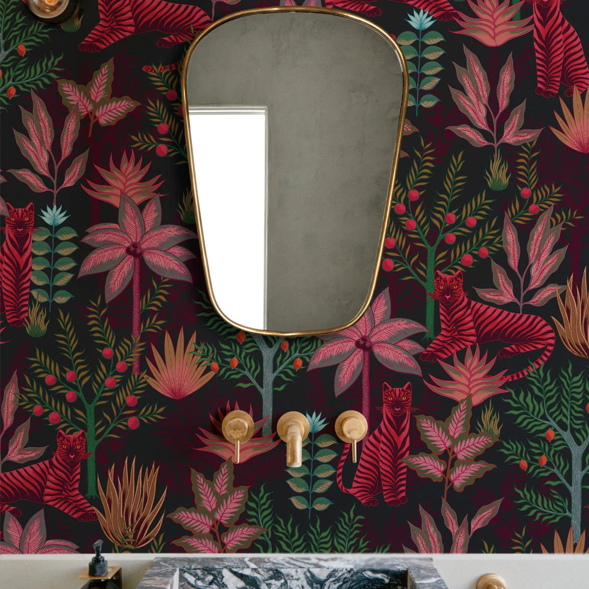 Tapete mit pflanzlichem und tierischem Motiv GOLD TIGERS BLACK schwarz mit rot