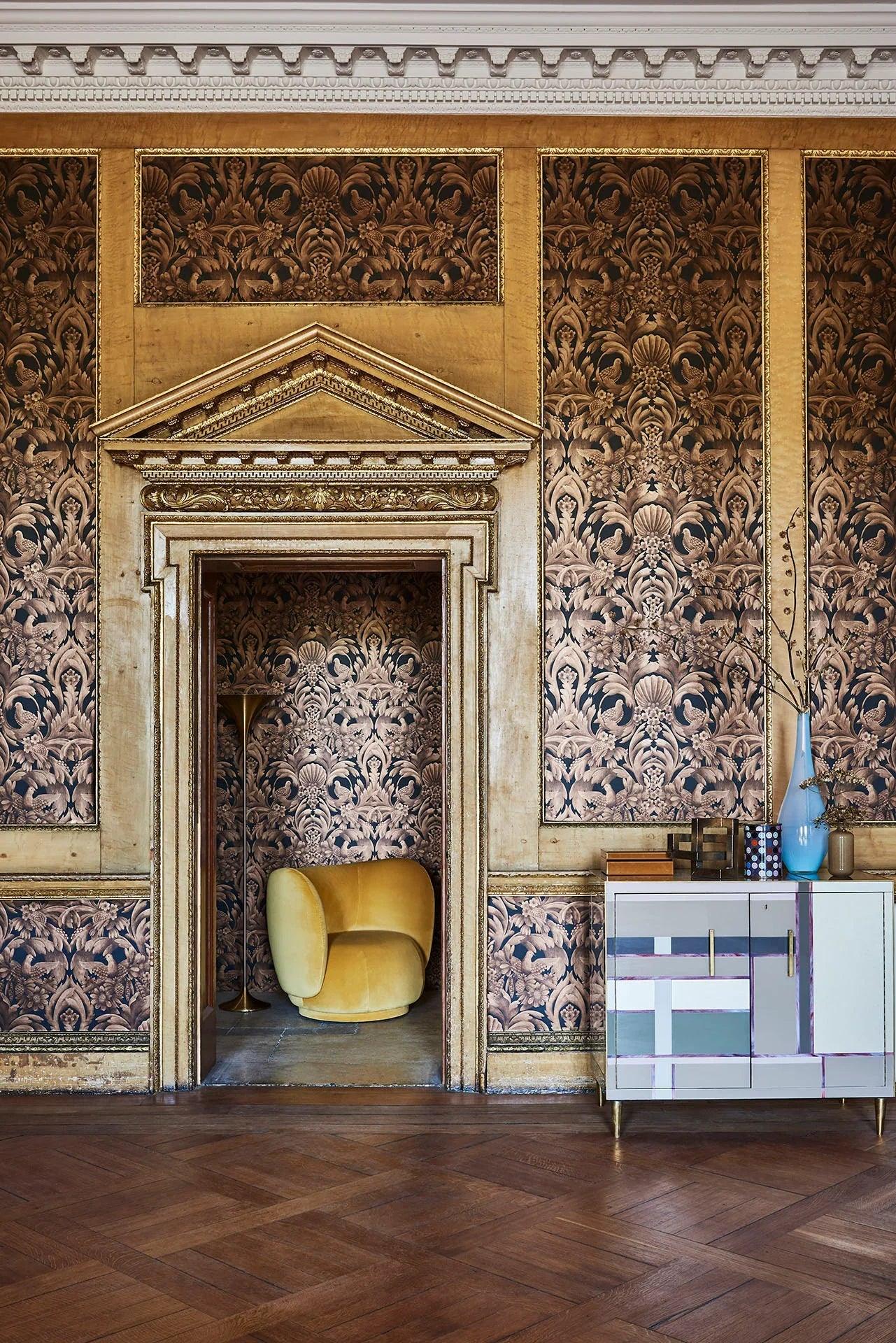 Tapeta z motywem roślinnych i zwierzęcych ornamentów HRP GREAT MASTERS - Gibbons Carving metaliczne złoto