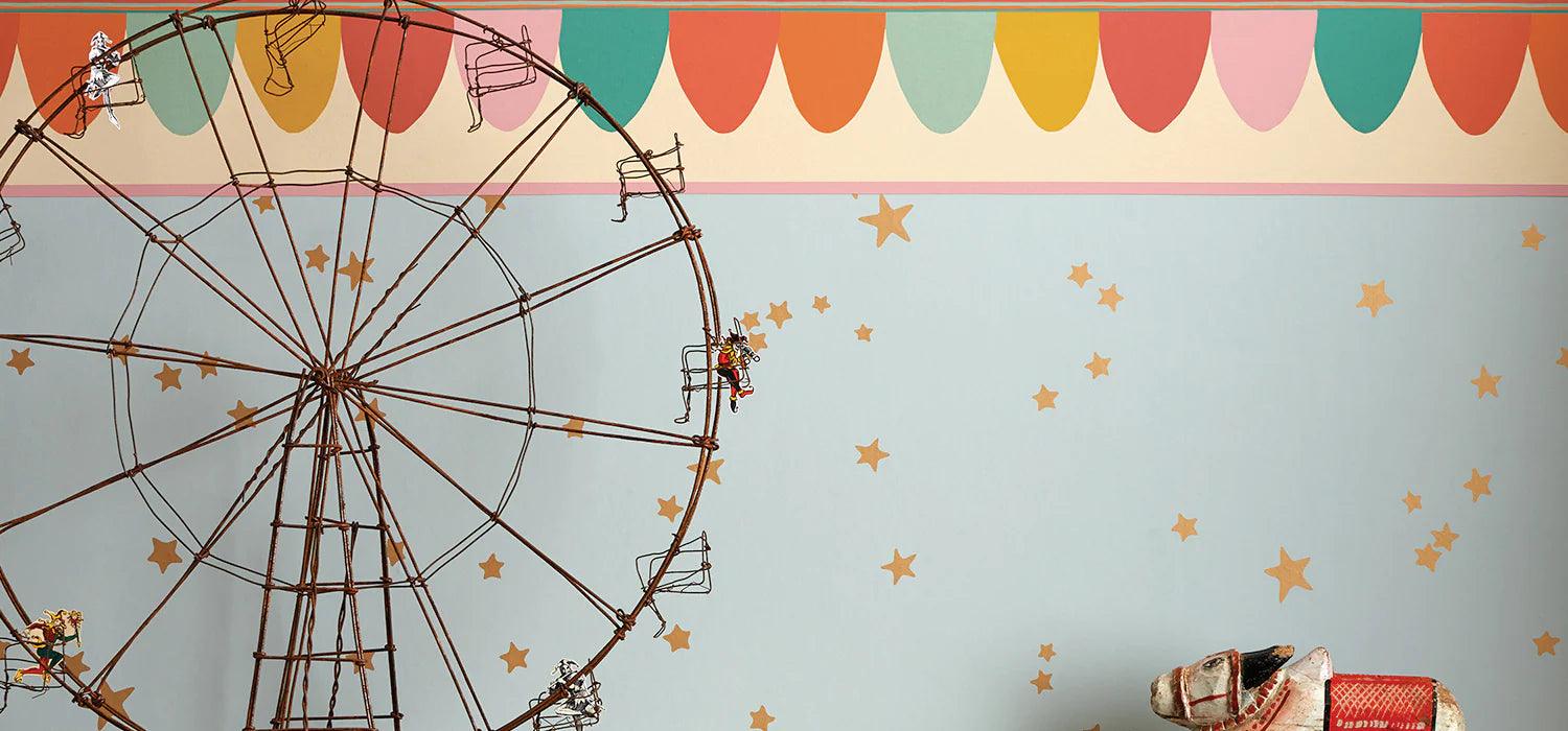 Tapeta z abstrakcyjnym wzorem gwiazd WHIMSICAL - Stars złoto na beżu