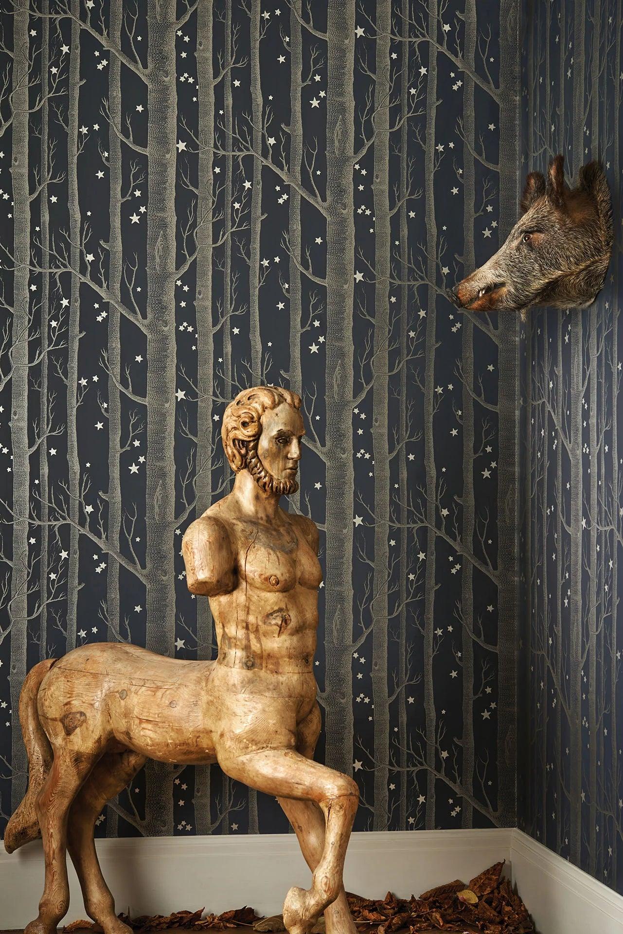 Tapeta z motywem roślinnym drzew i lasu WHIMSICAL - Woods & Stars beżowy