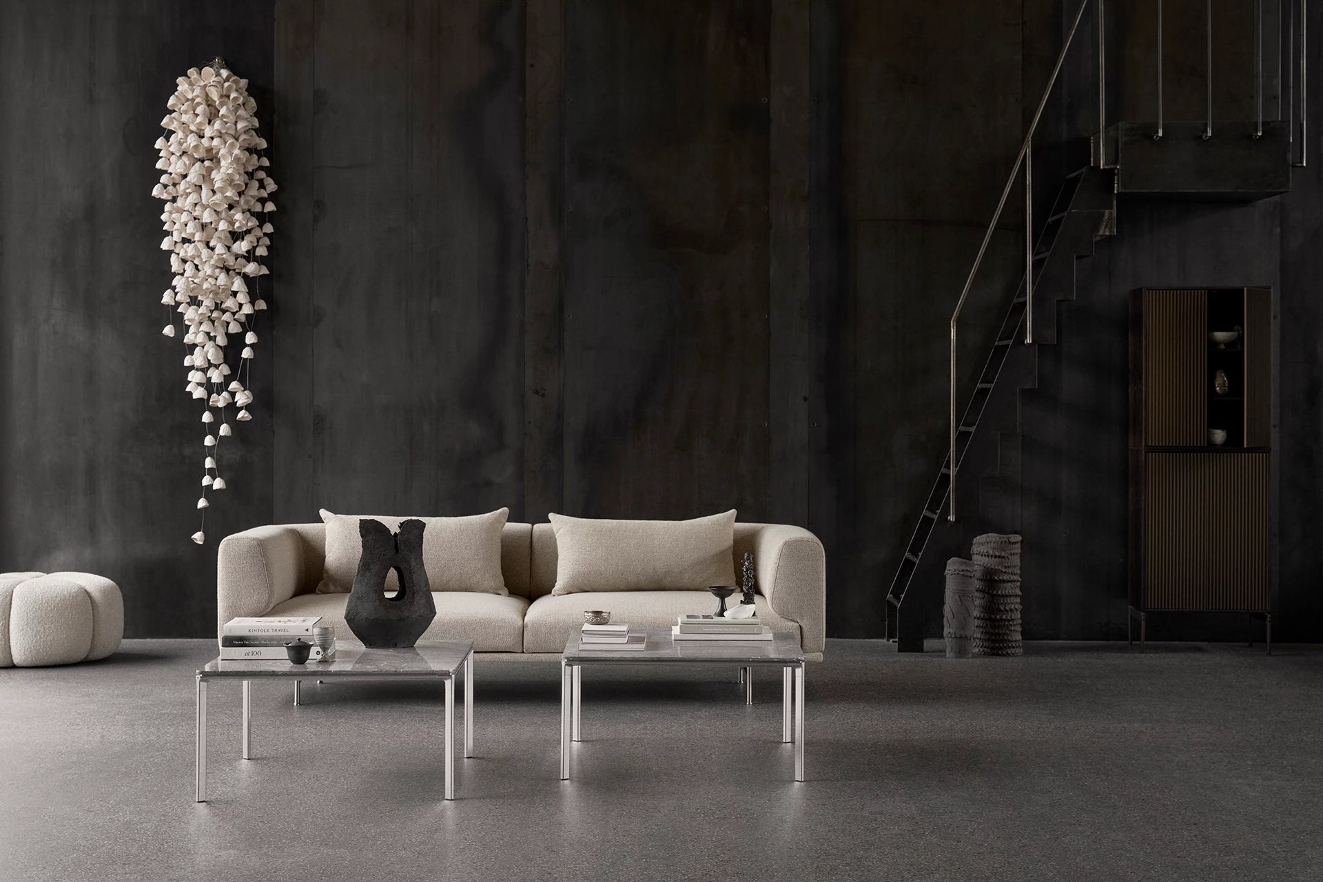Sofa 3-osobowa CHIMNEY szara tkanina Brook z czarną podstawą