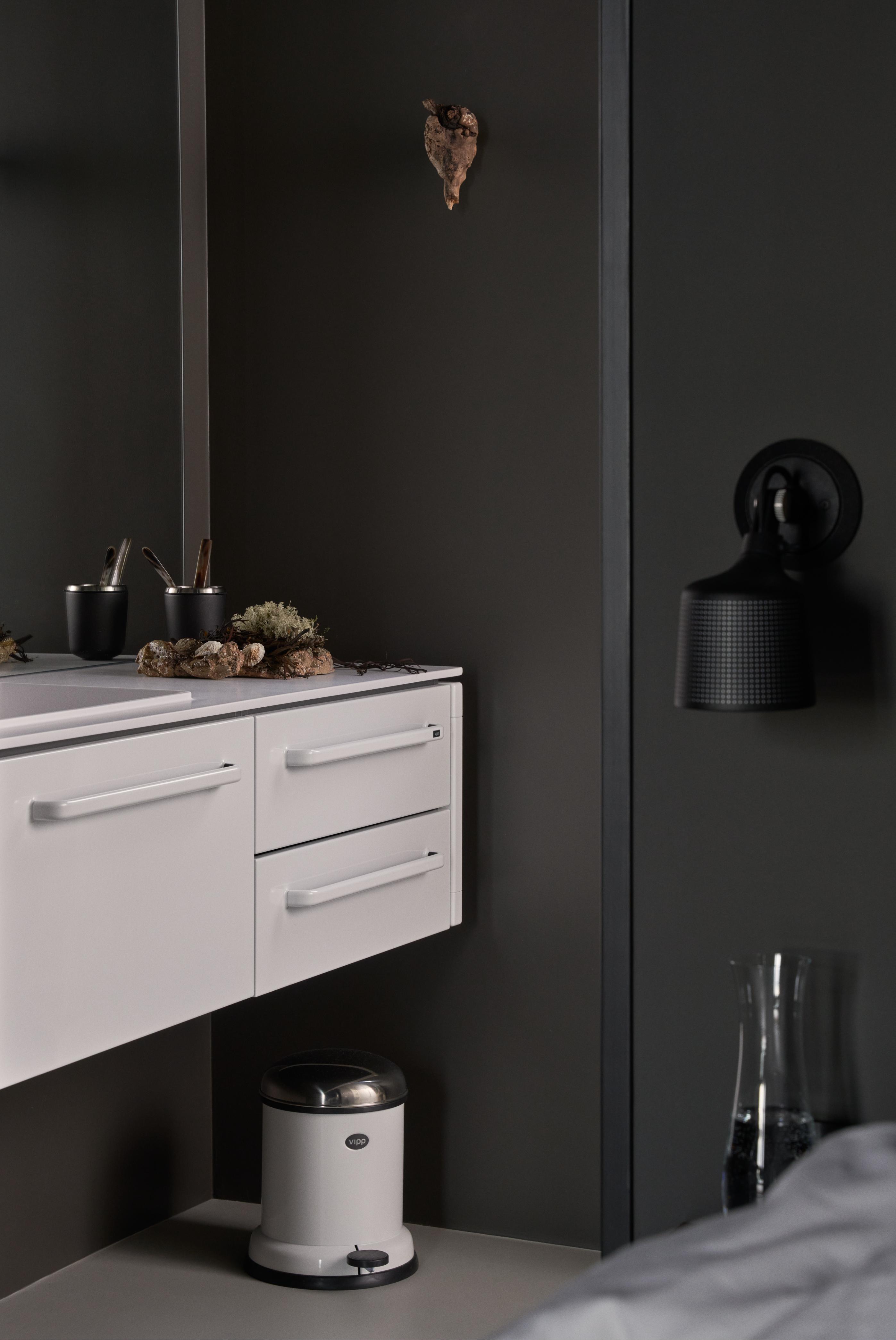VIPP Black Toothbrush Holder