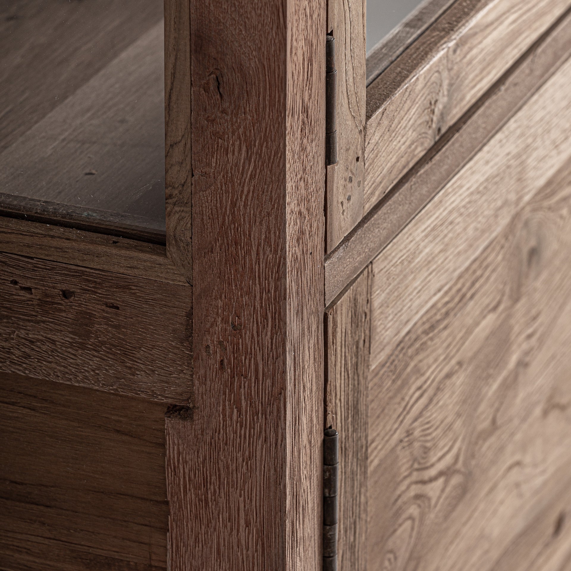 Witryna HELMOND drewno z recyklingu