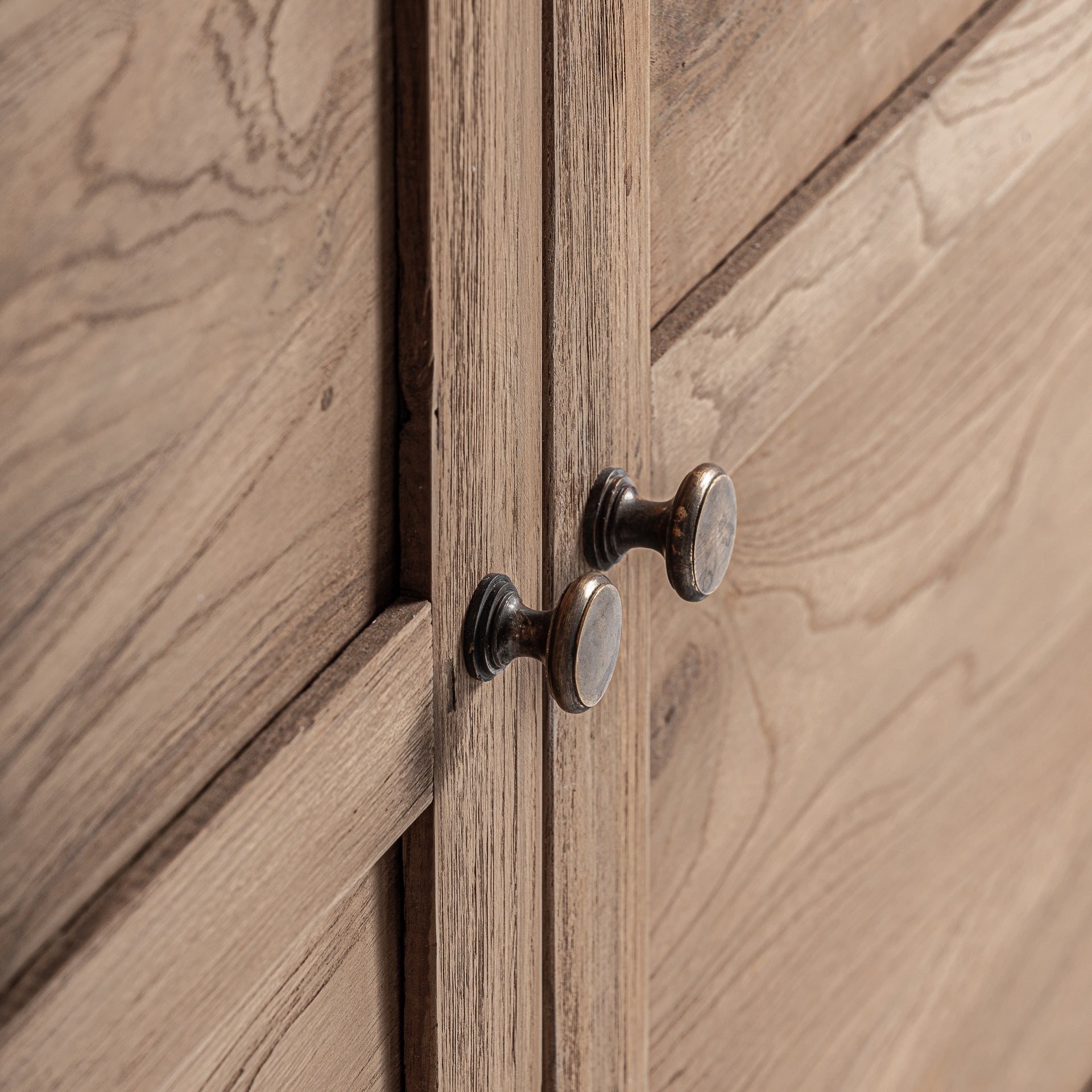 Witryna HELMOND drewno z recyklingu