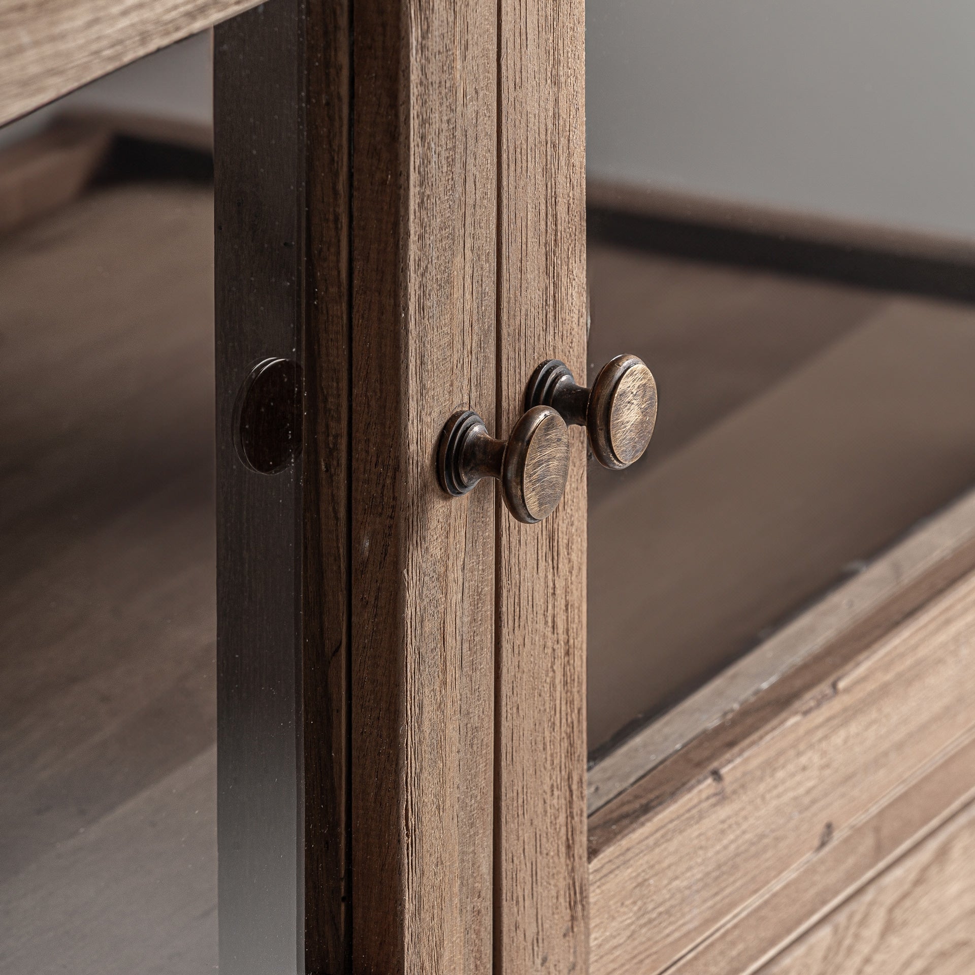 Witryna HELMOND drewno z recyklingu