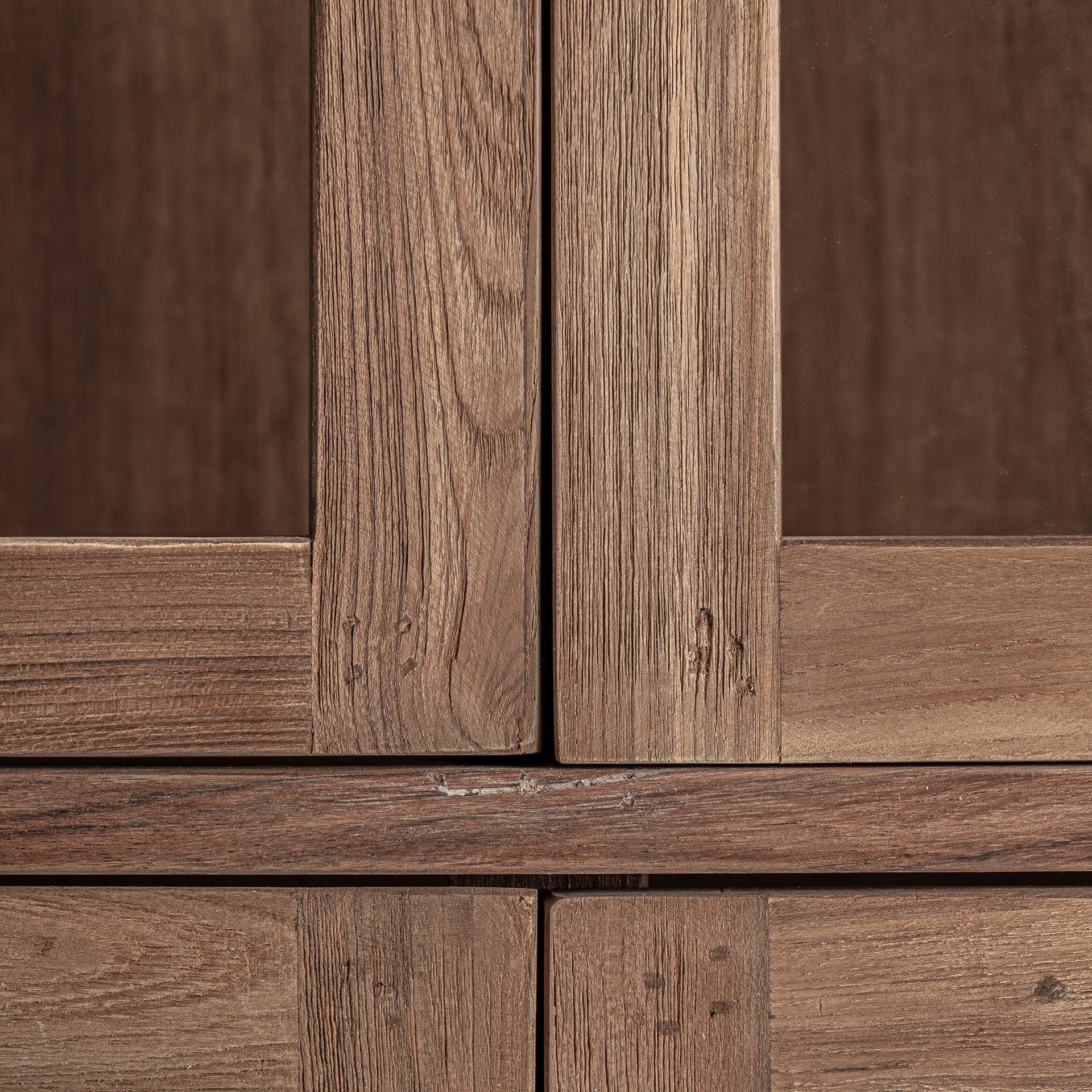 Witryna HELMOND drewno z recyklingu