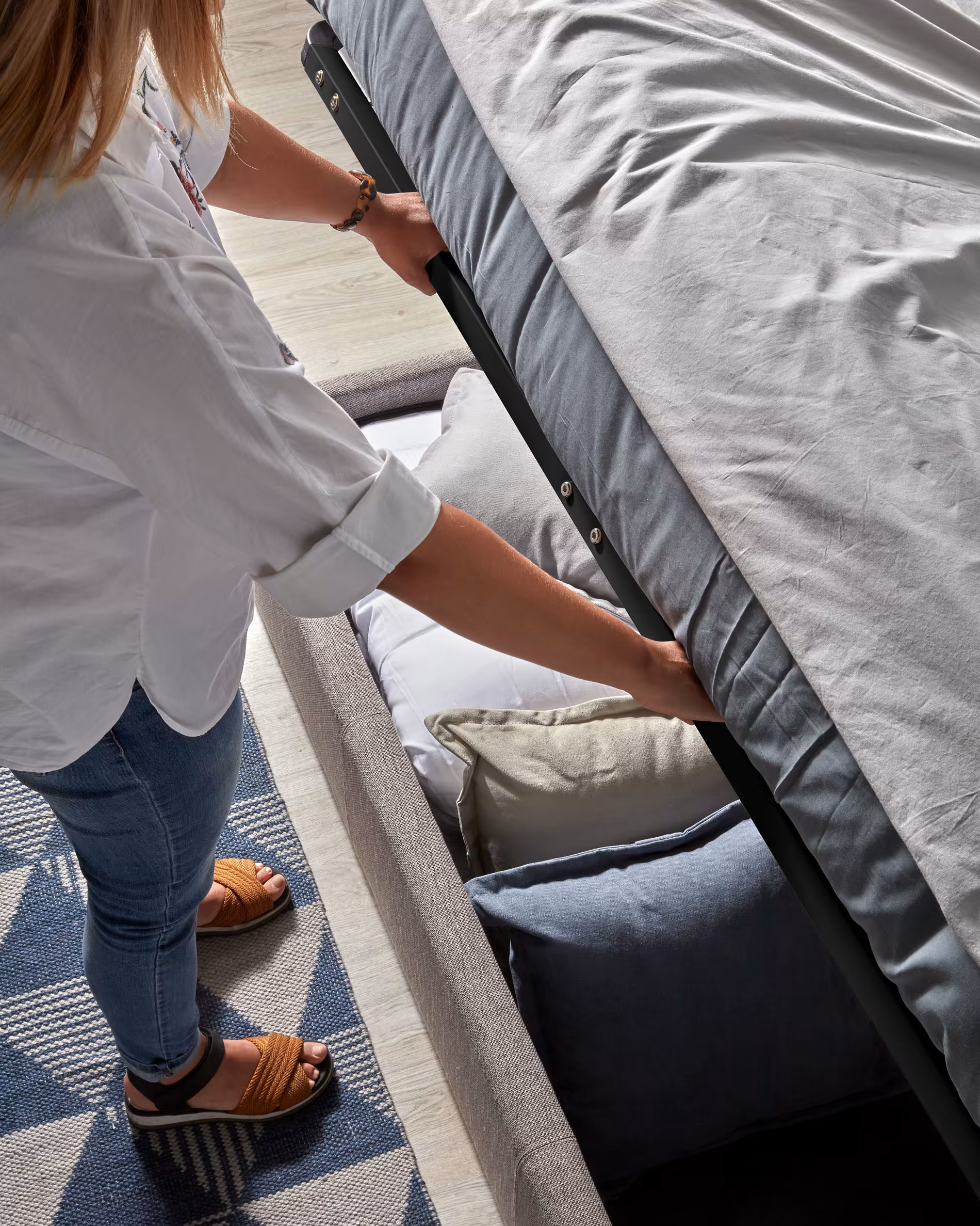 Łóżko z pojemnikiem na pościel NAHIRI szary La Forma Eye on Design