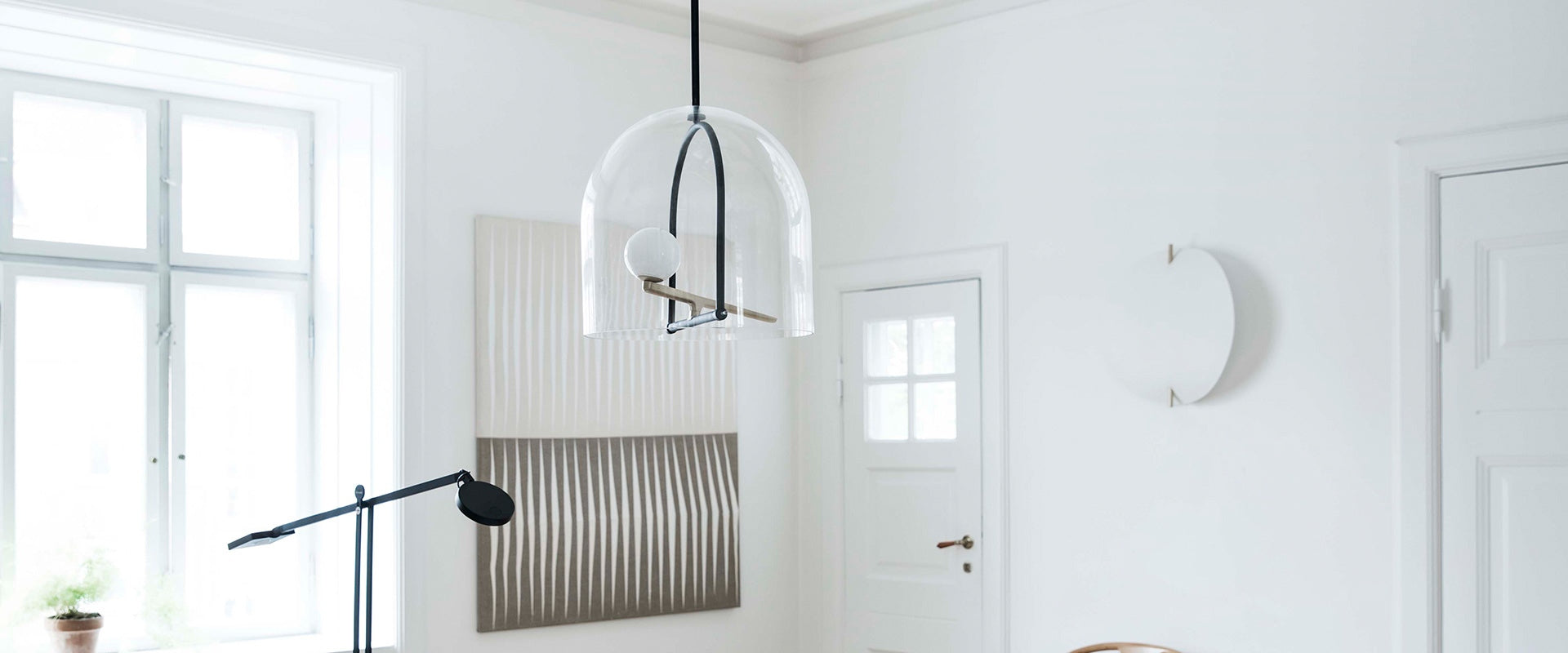 Pendelleuchte YANZI schwarz mit Gold und gläsernem Schirm