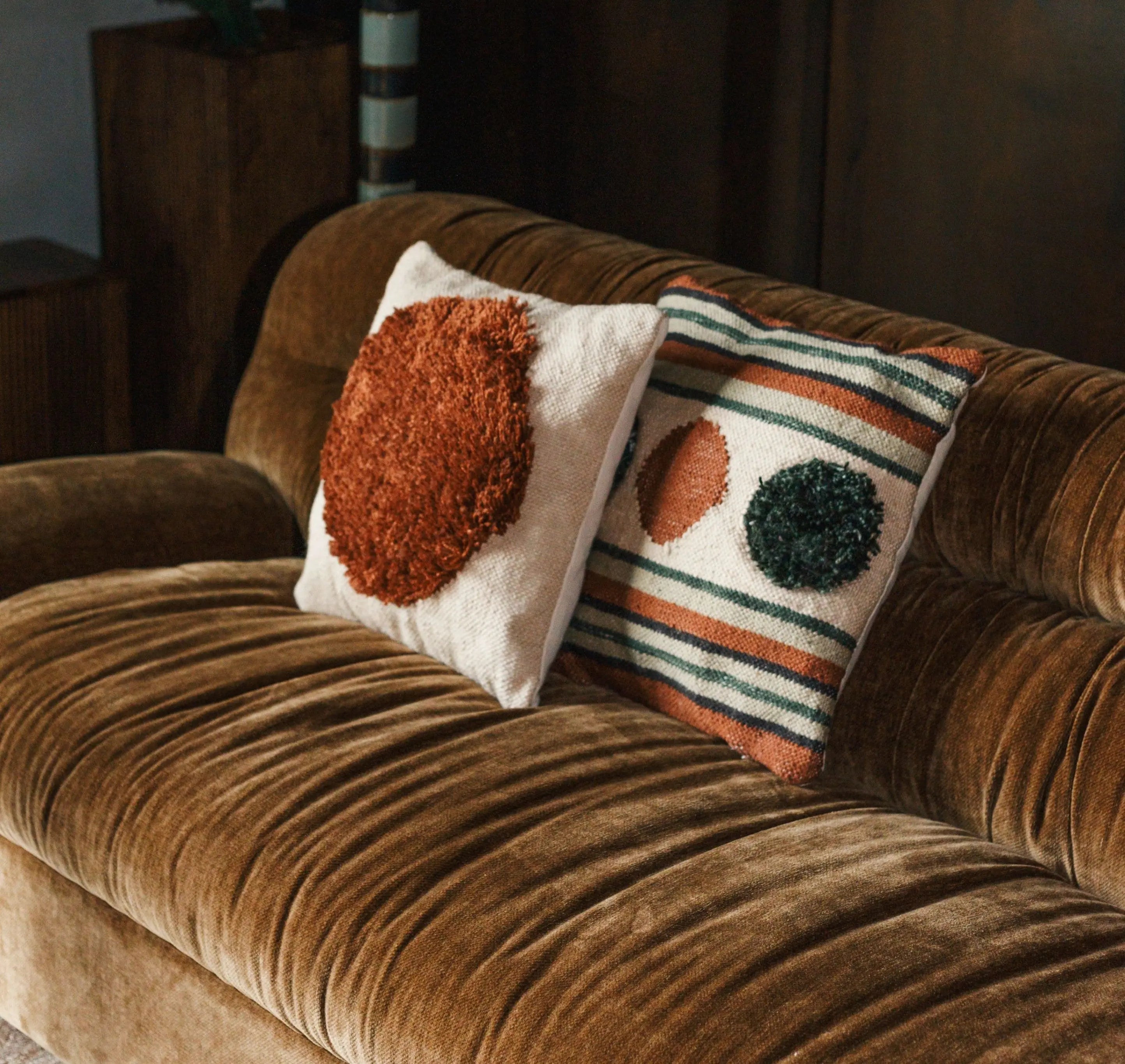 Sofa w stylu retro w klimatycznym salonie