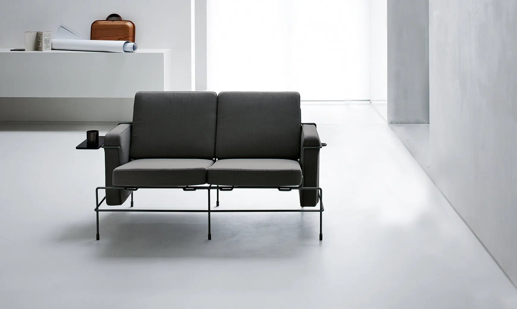 Sofa w stylu loft w industrialnym salonie