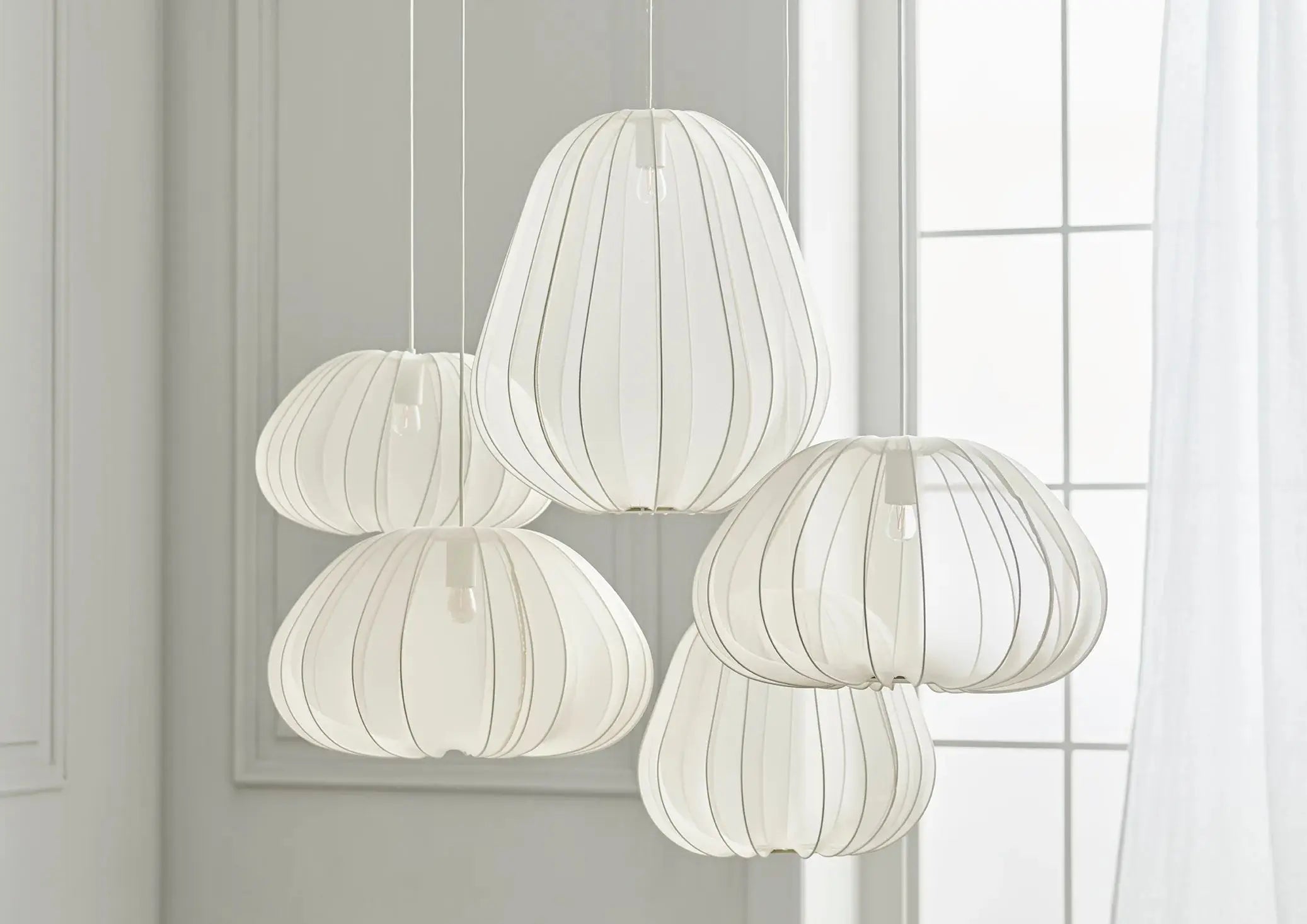 Lampa wisząca biała w nowoczesnym wnętrzu