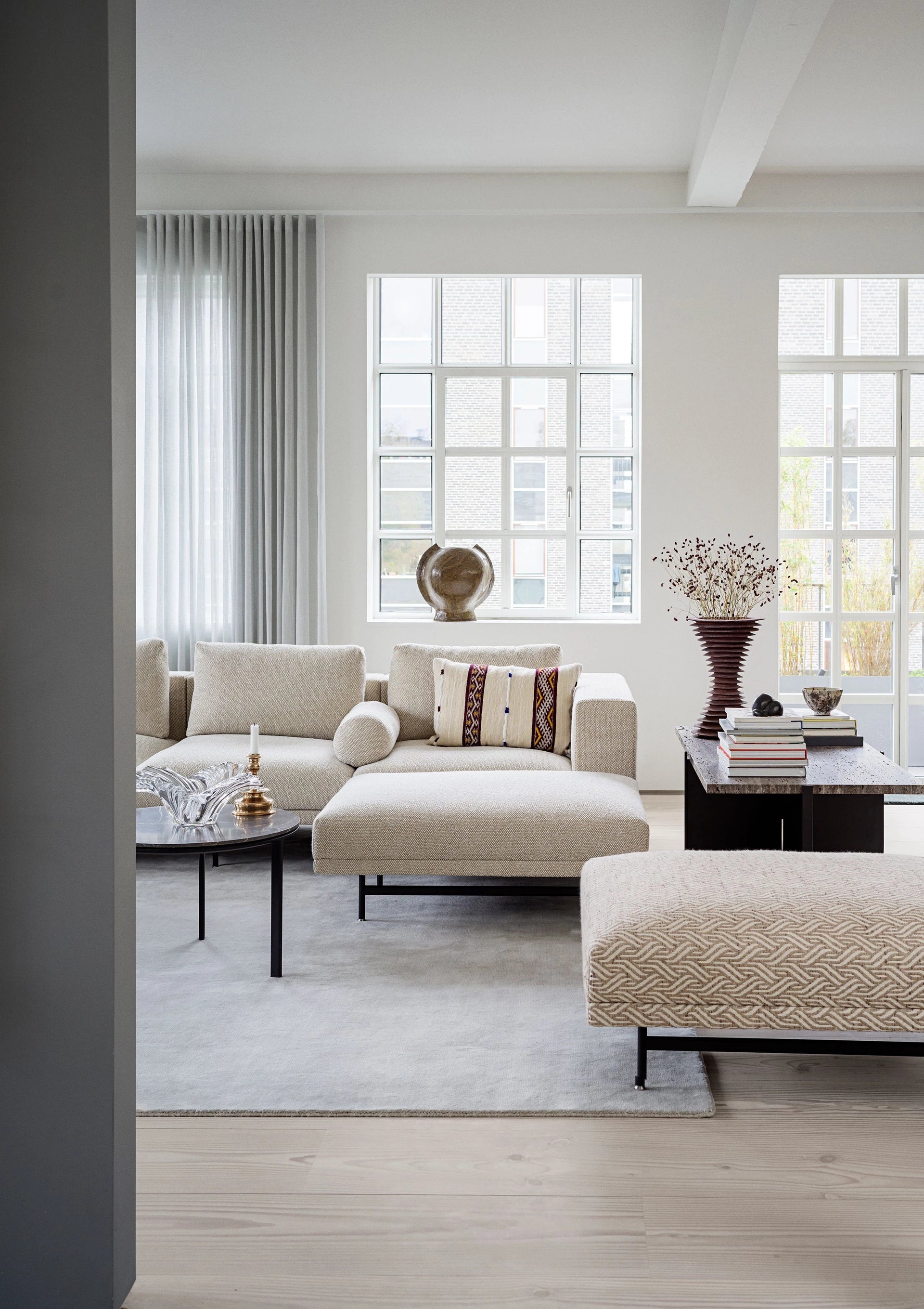 Sofa 3-osobowa LOFT brązowy boucle z czarną podstawą