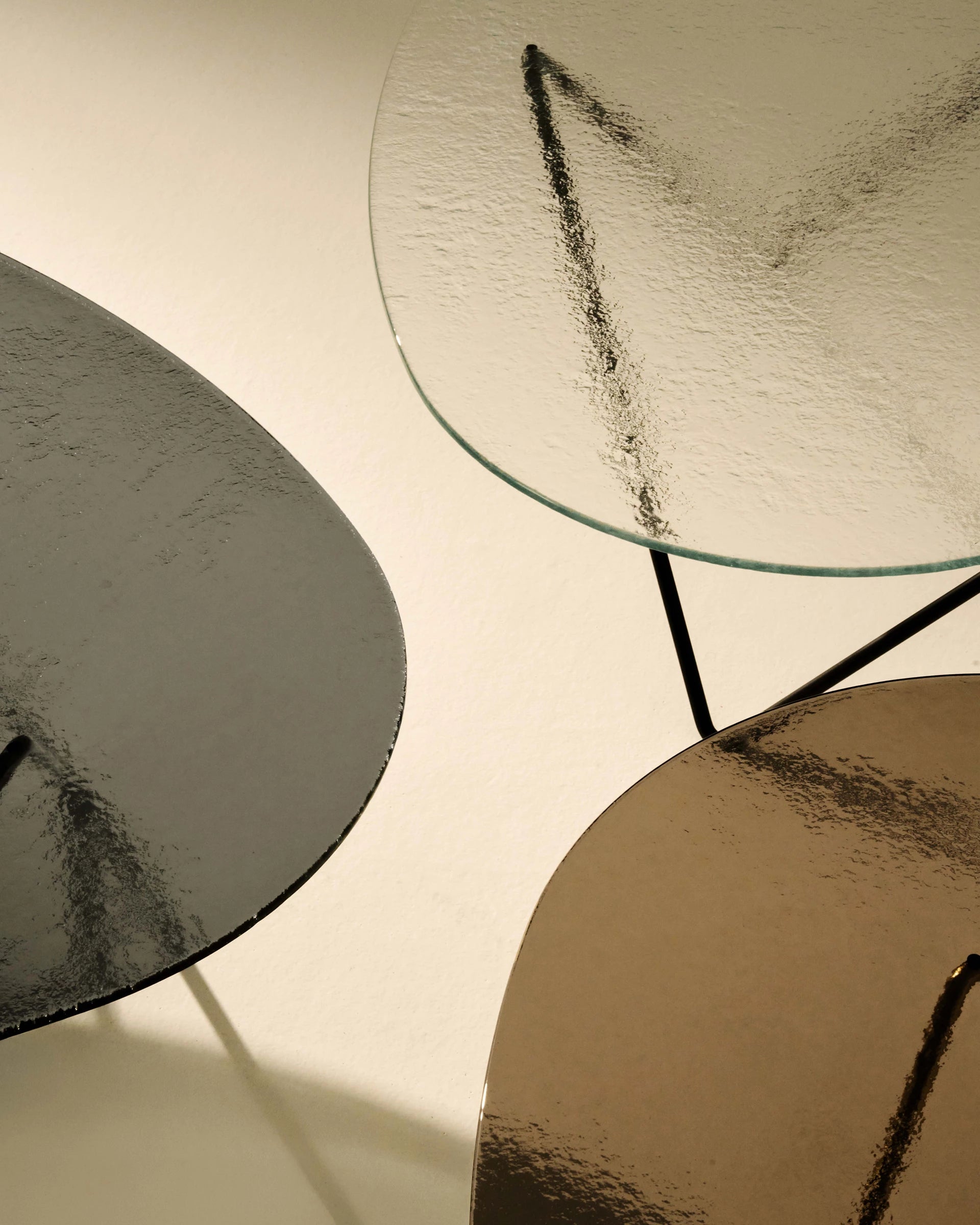 Stolik kawowy PEDRERA przydymione szkło z czarną podstawą