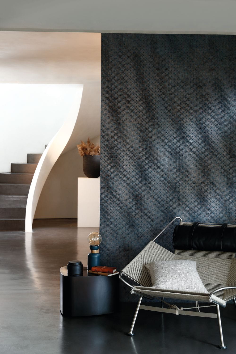 Tapeta metaliczna z geometrycznym wzorem KHEOPS - BLANC biały z brązowym