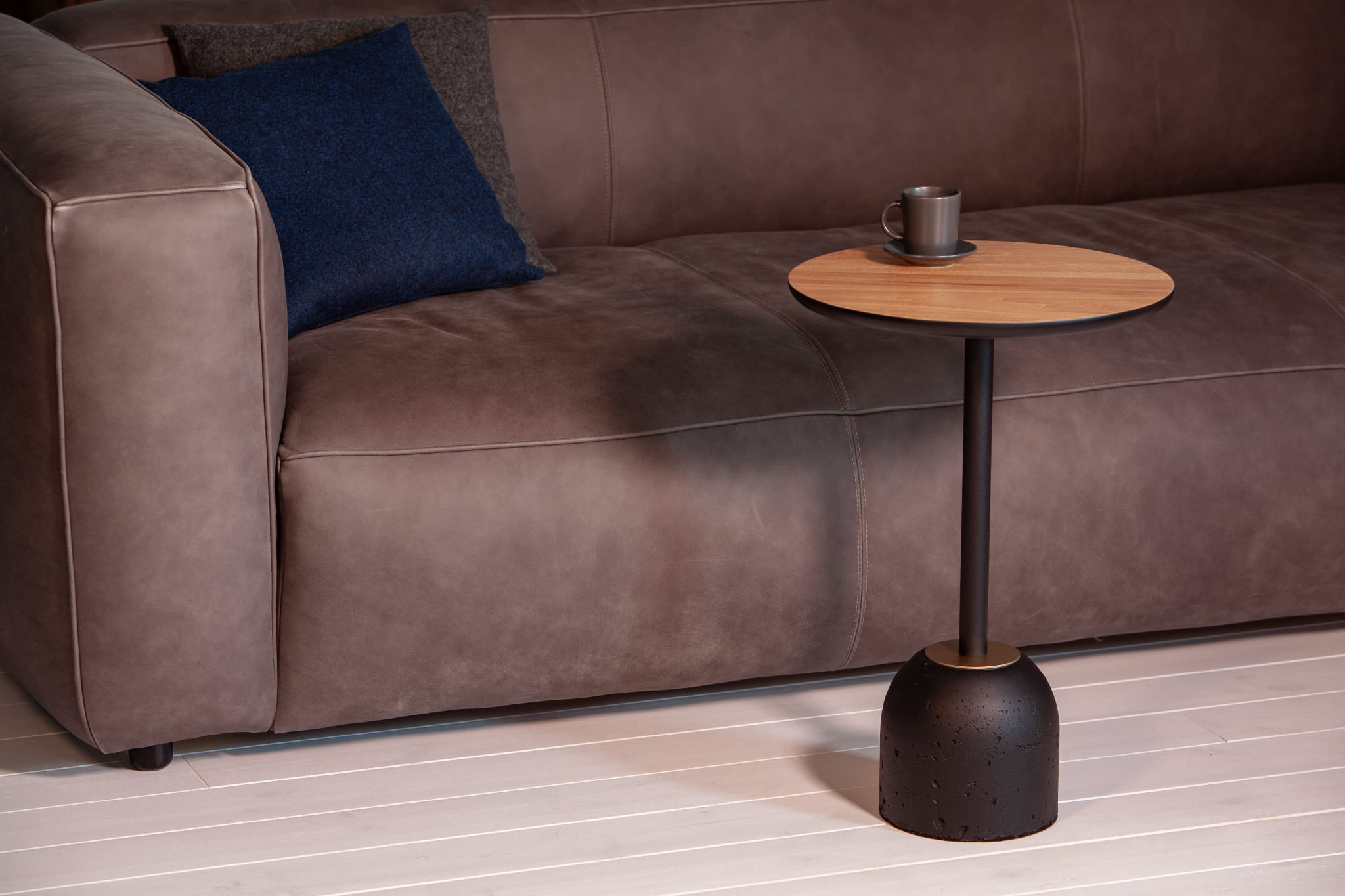 BET oak veneer coffee table with concrete