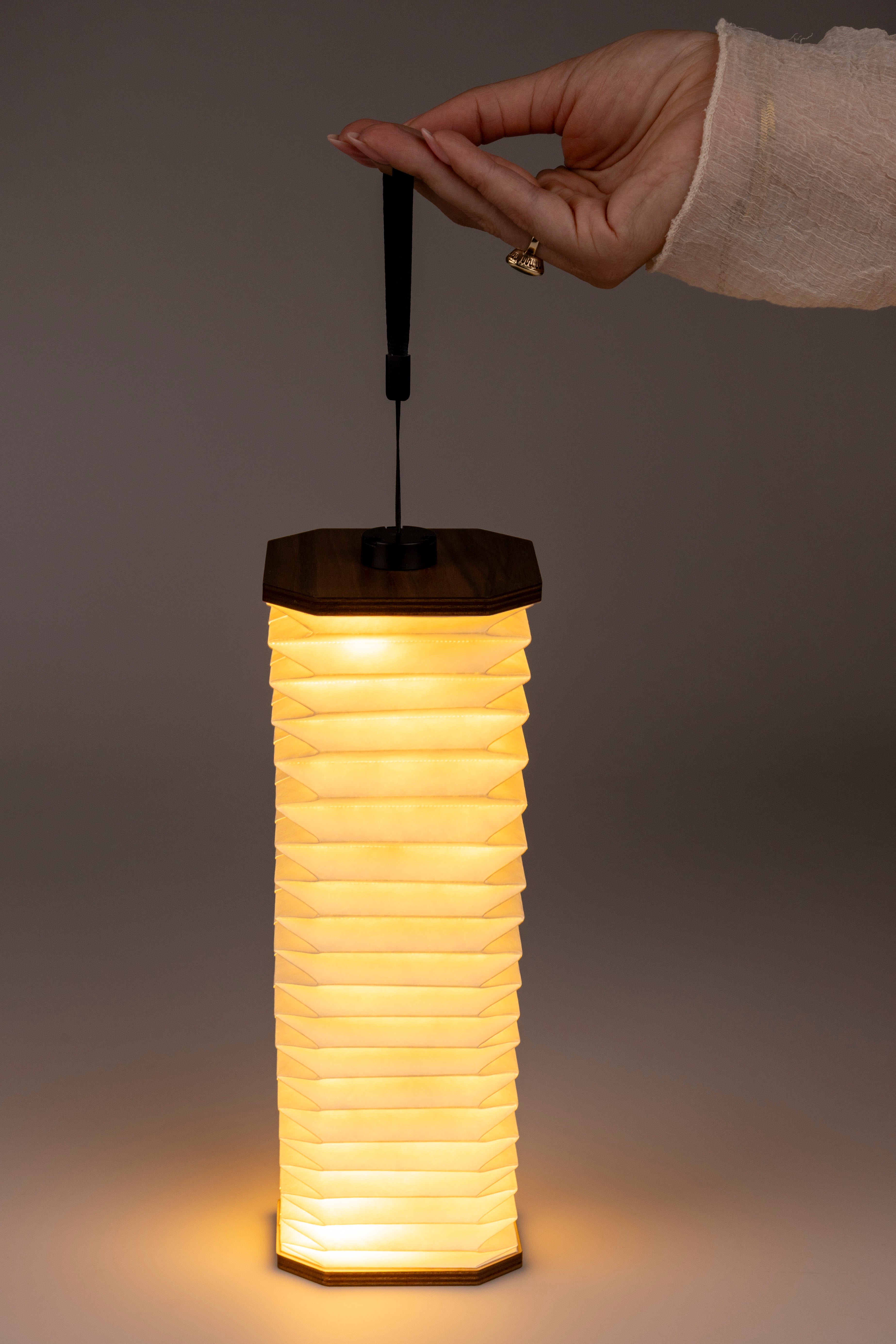 Lampa przenośna CAKE fornir orzechowy z białym