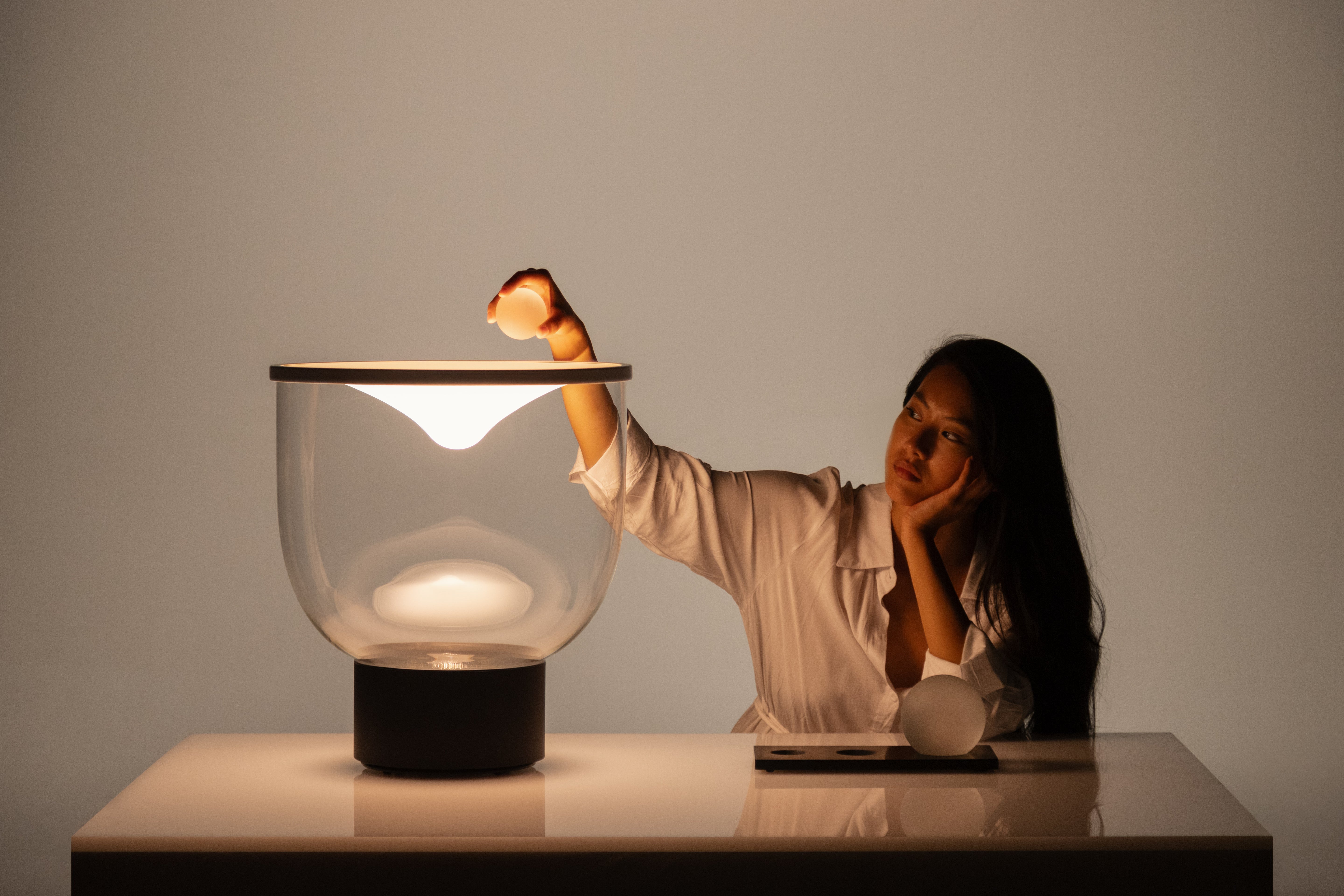 Tischlampe GRAMMOLUCE mit gläsernem Schirm und schwarzem Fuß