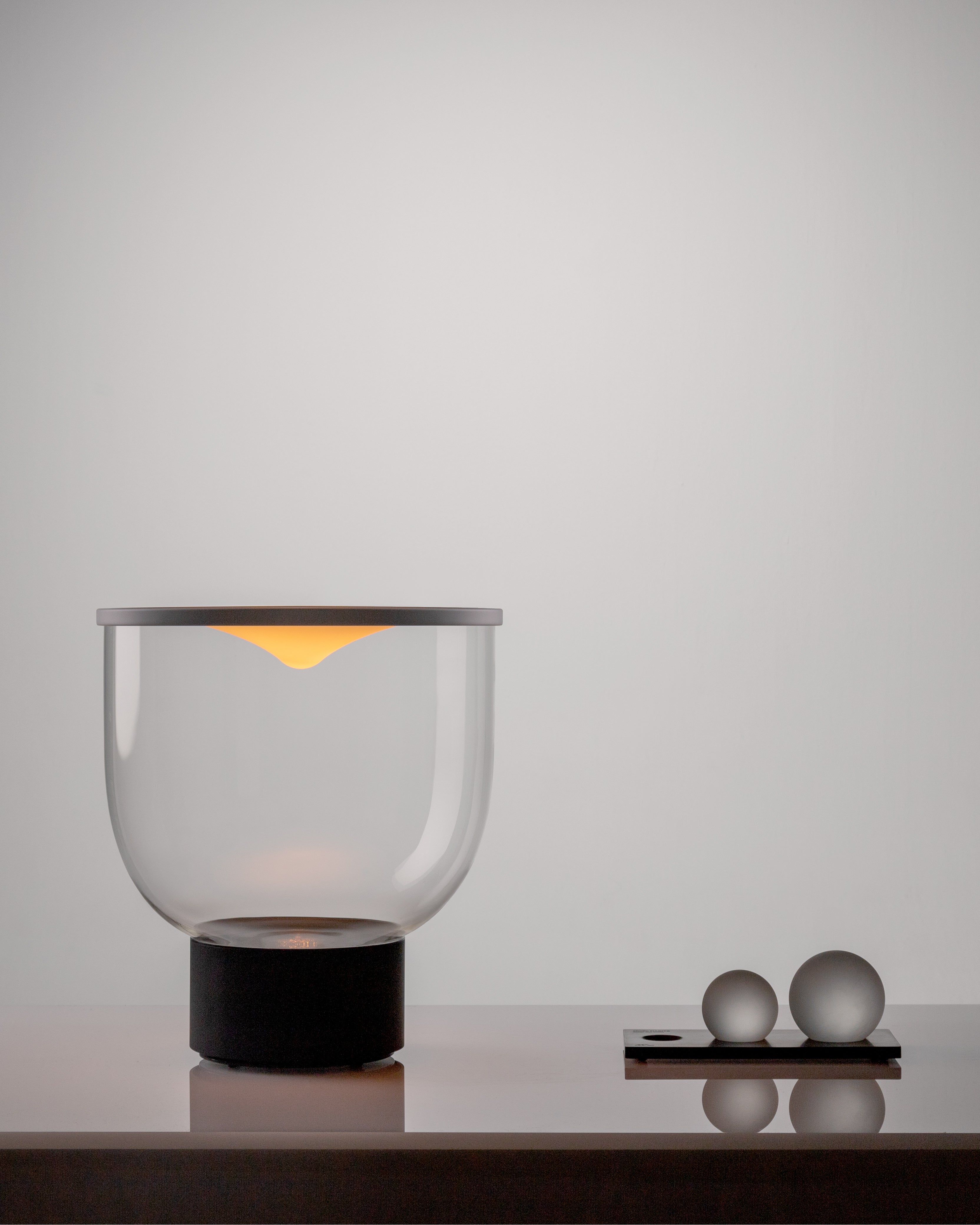 Tischlampe GRAMMOLUCE mit gläsernem Schirm und schwarzem Fuß