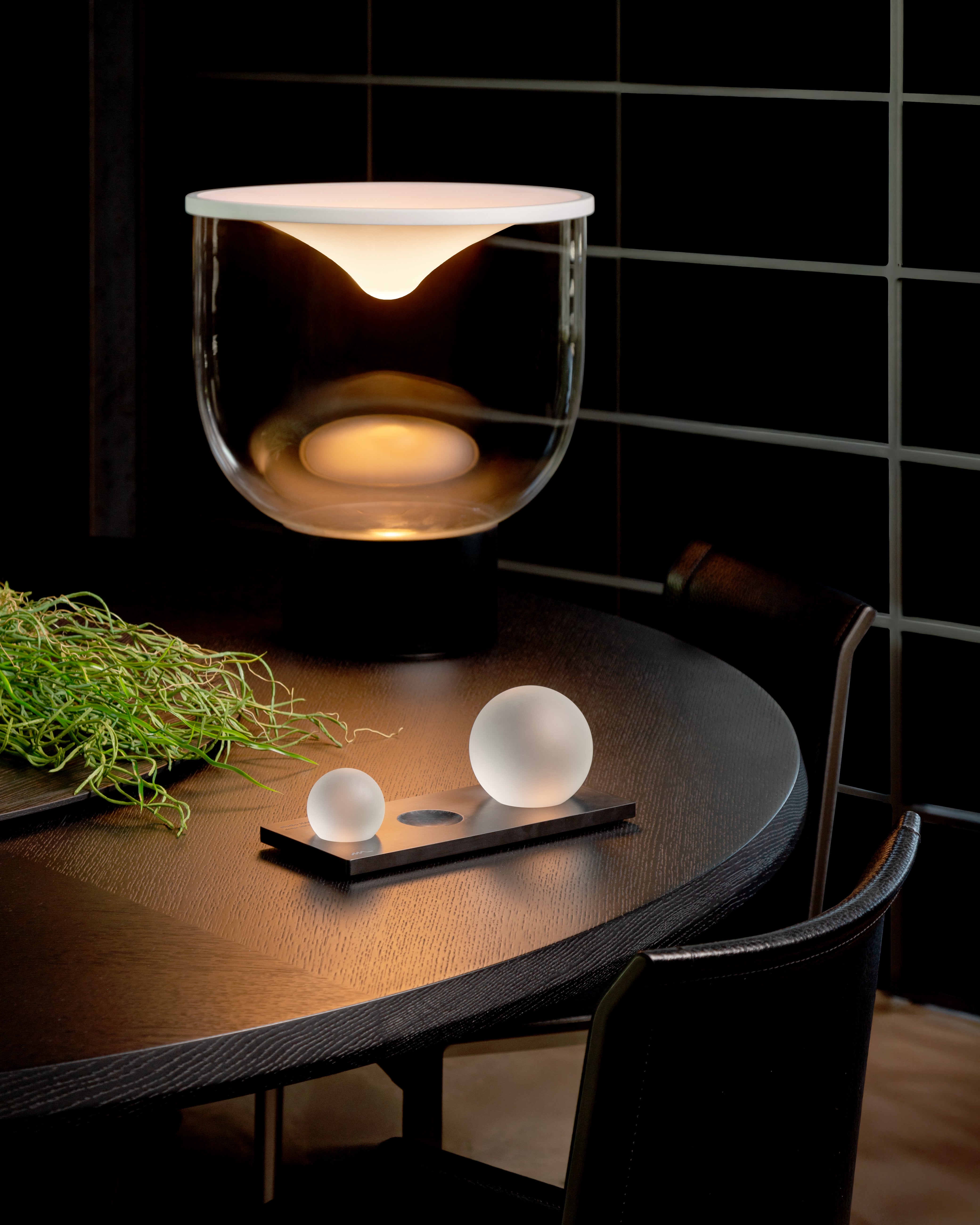 Tischlampe GRAMMOLUCE mit gläsernem Schirm und schwarzem Fuß