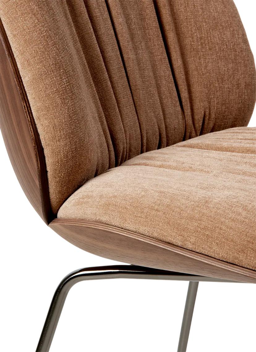 Barhocker BEETLE SOFT gepolstert mit Nussbaumholz und schwarzem verchromtem Fuß