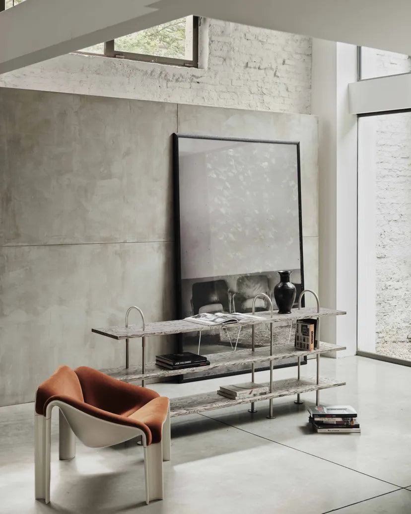 Regał KEEN ciemne drewno jesionowe z czarną mosiężną ramą