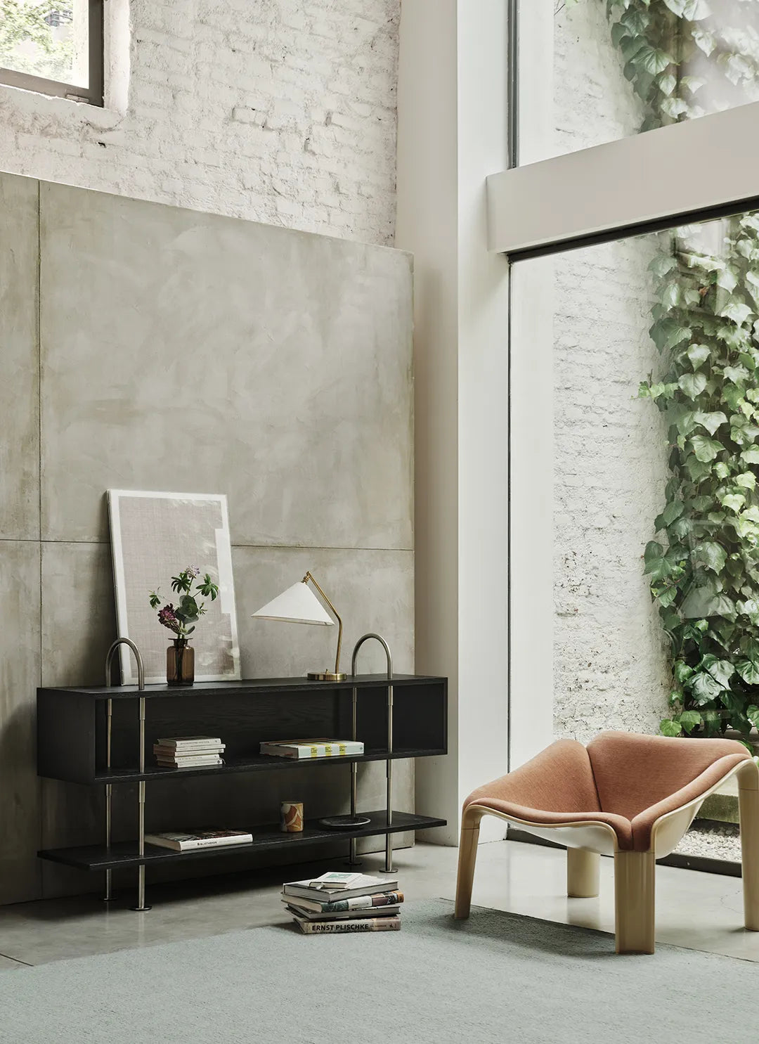 Regał KEEN BOX szare drewno z czarną mosiężną ramą