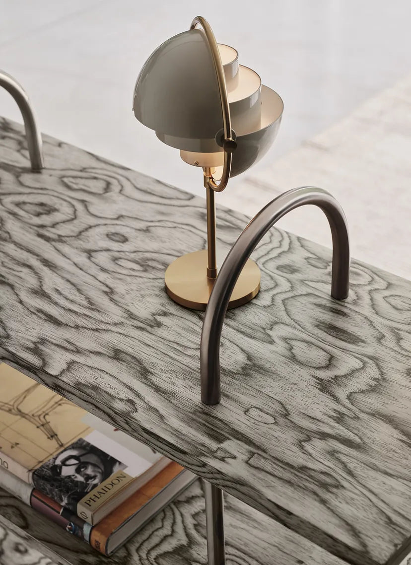 Regał KEEN szare drewno z czarną mosiężną ramą