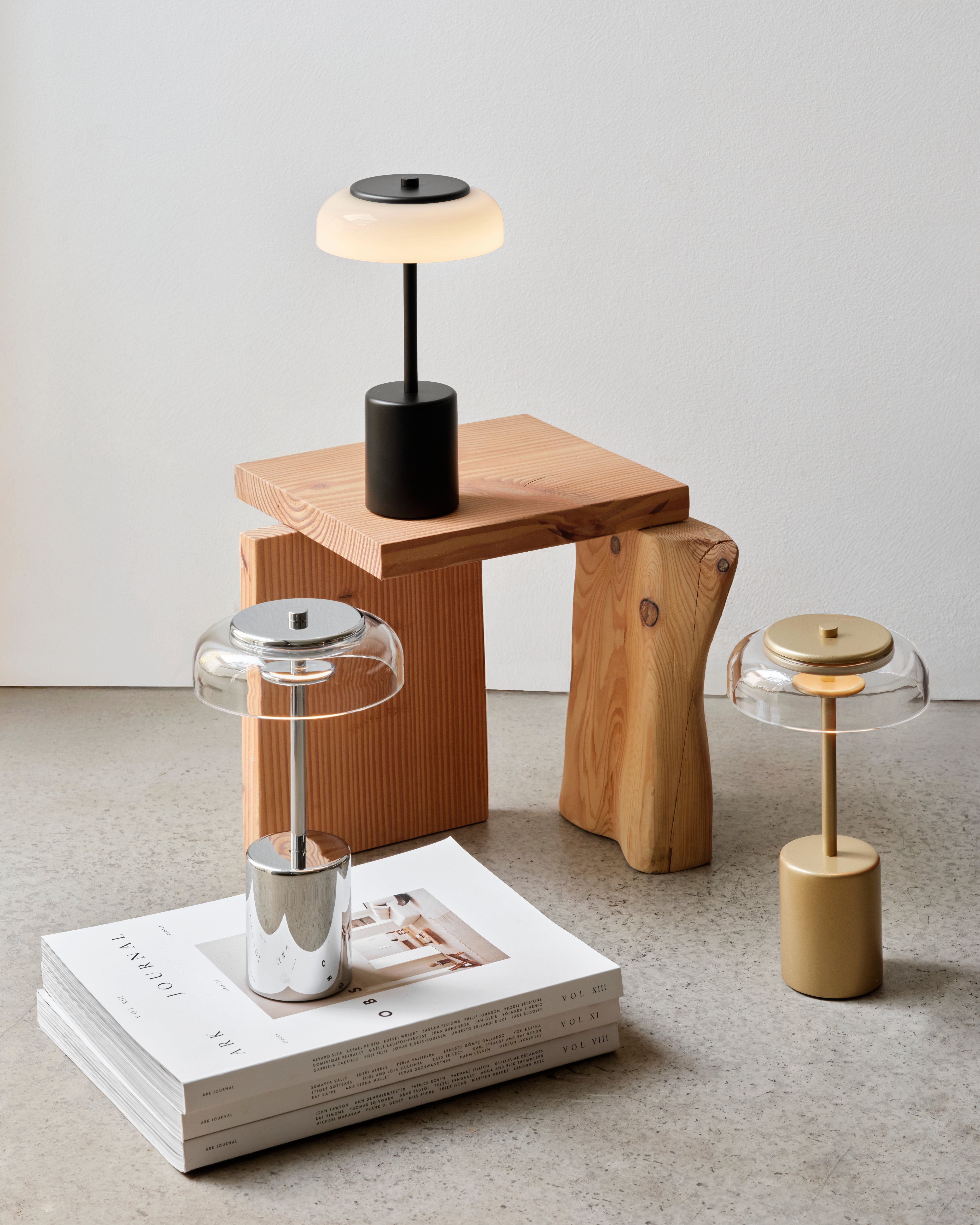 Tragbare Lampe BLOSSI schwarz mit opalem Glas