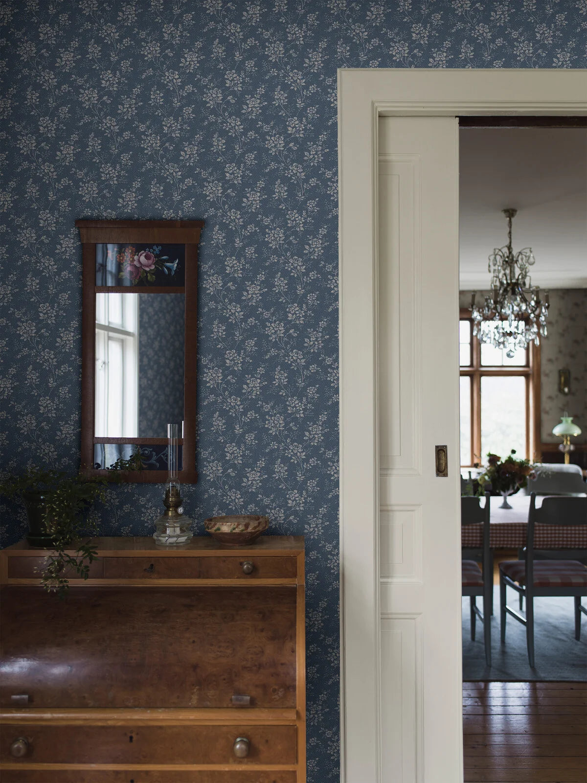 Tapeta z roślinnym wzorem kwiatów HIP ROSE niebieski