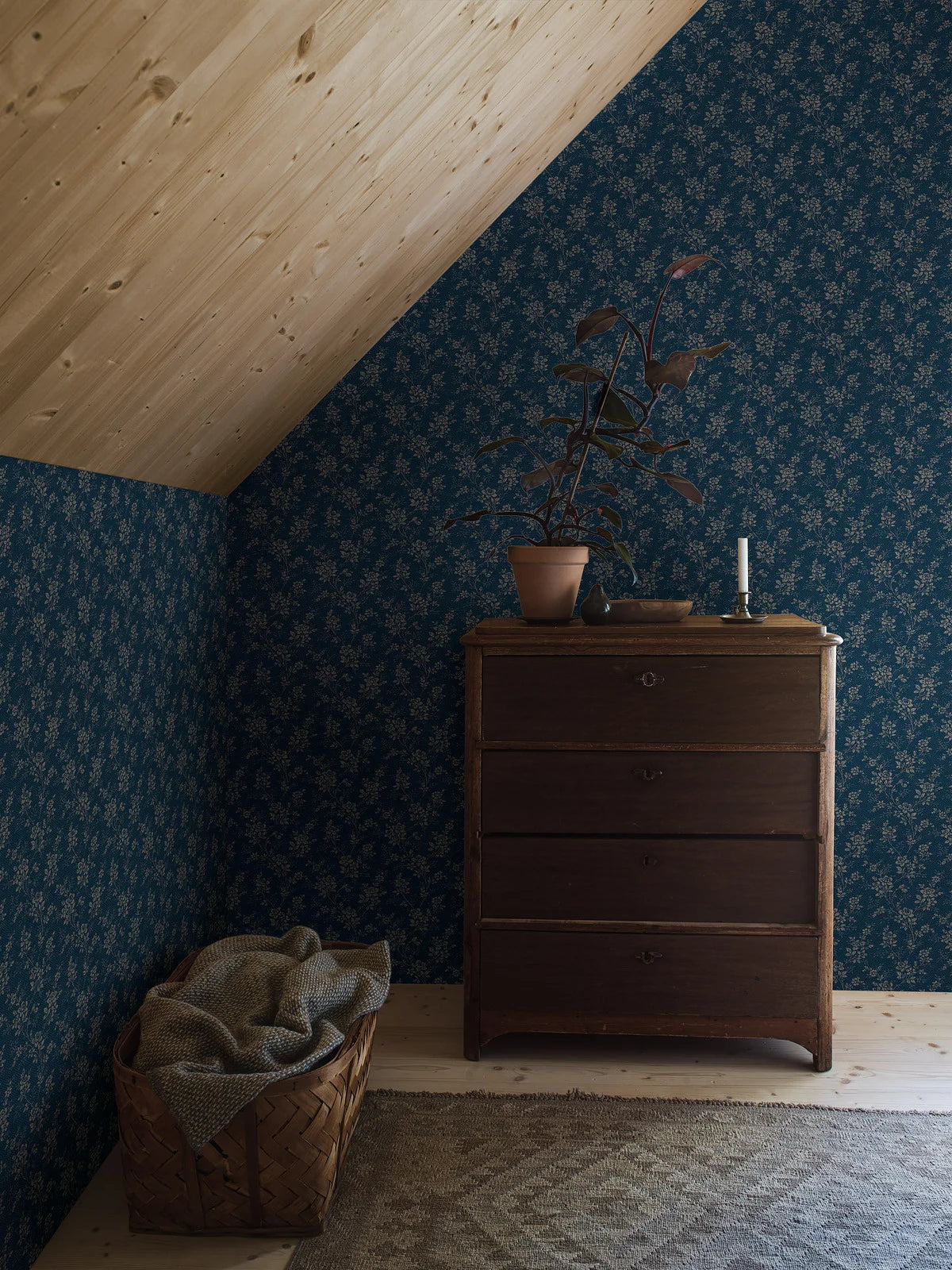 Tapeta z roślinnym wzorem kwiatów HIP ROSE niebieski