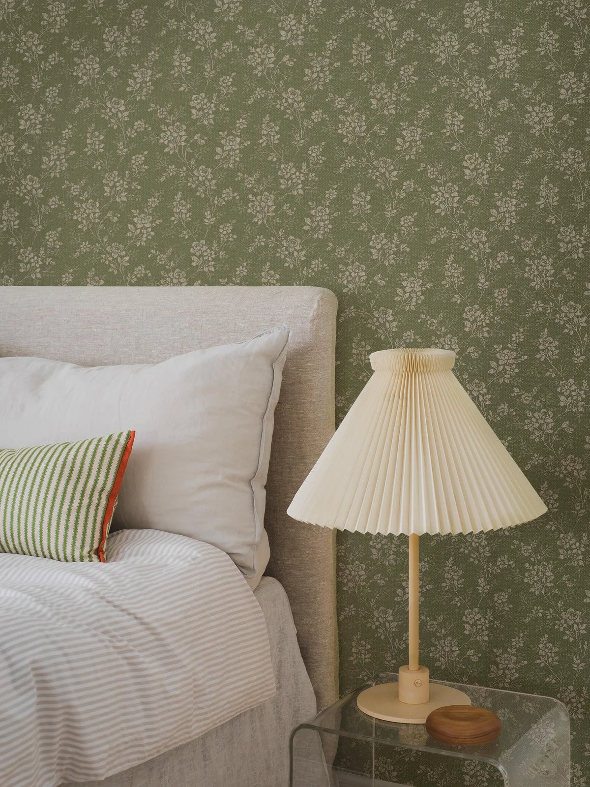 Tapeta z roślinnym wzorem kwiatów HIP ROSE zielony